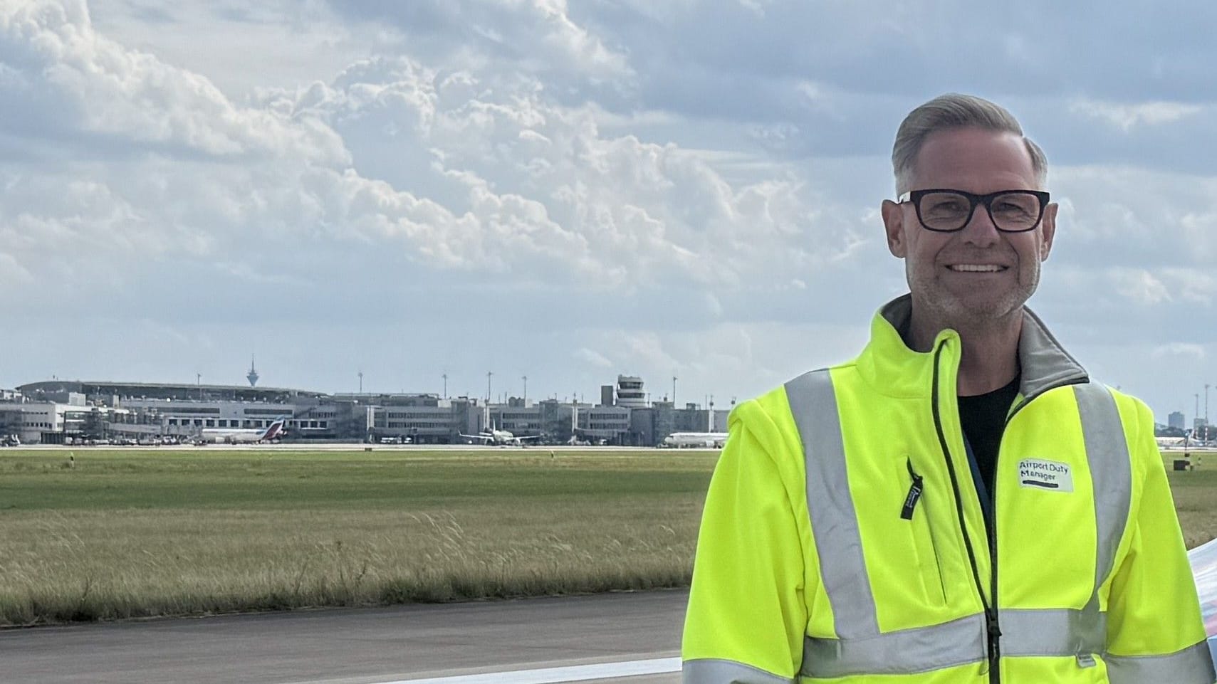 Christoph Müller hat das Wetter im Blick: Die neuen Sensoren liefern am Flughafen Düsseldorf verlässliche Echtzeitdaten bei Wetterlagen mit Blitzgefahr.