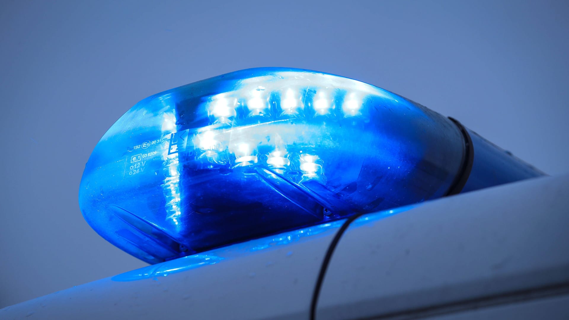 15.01.2023, Berlin, Polizeieinsatz in Berlin. Blaulicht auf einem Einsatzfahrzeug in Nahaufnahme. Nordrhein-Westfalen Deutschland 15.01.2023, Berlin, Polizeieinsatz in Berlin. Blaulicht auf einem Einsatzfahrzeug in Nahaufnahme. Nordrhein-Westfalen Deutschland