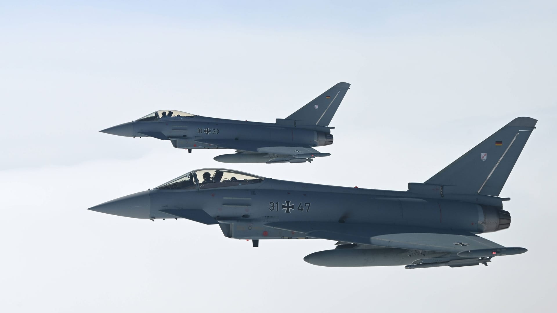 Zwei Eurofighter der deutschen Luftwaffe (Archivbild): Die Alarmrotte ist wegen einer möglichen Gefahrenlage an Bord einer Boeing 737 aufgestiegen.