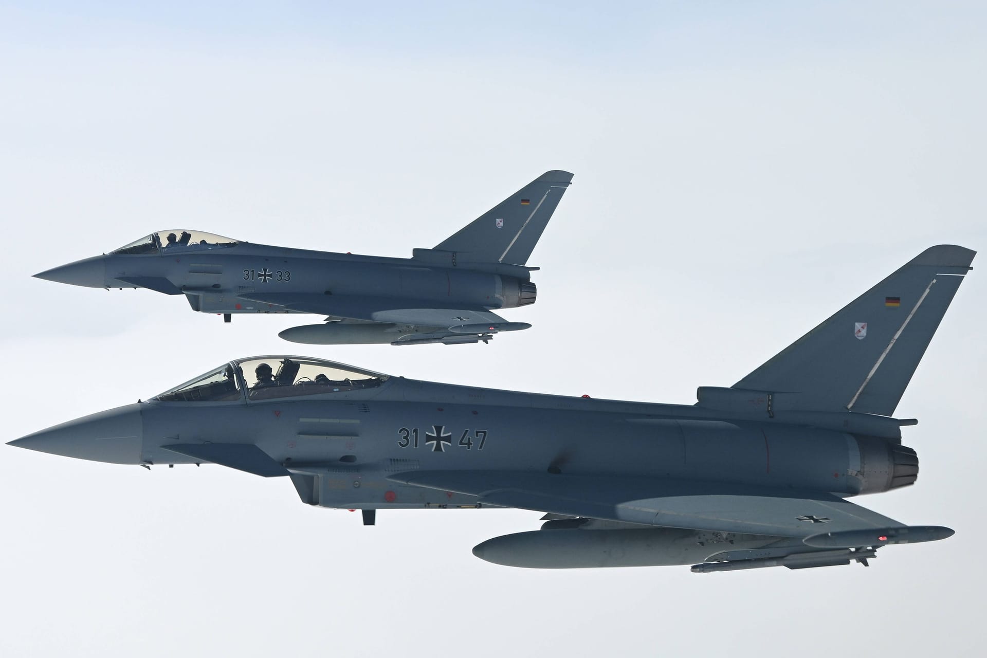 Zwei Eurofighter der deutschen Luftwaffe (Archivbild): Die Alarmrotte ist wegen einer möglichen Gefahrenlage an Bord einer Boeing 737 aufgestiegen.
