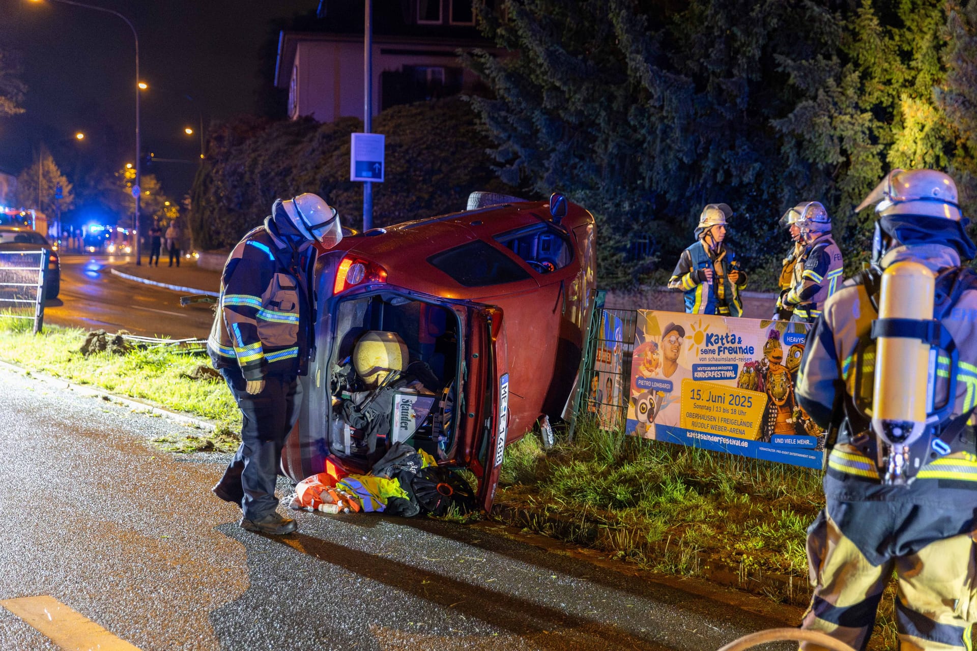 Der zerstörte Renault: Alle vier Insassen konnten selbstständig aus dem Wrack klettern.