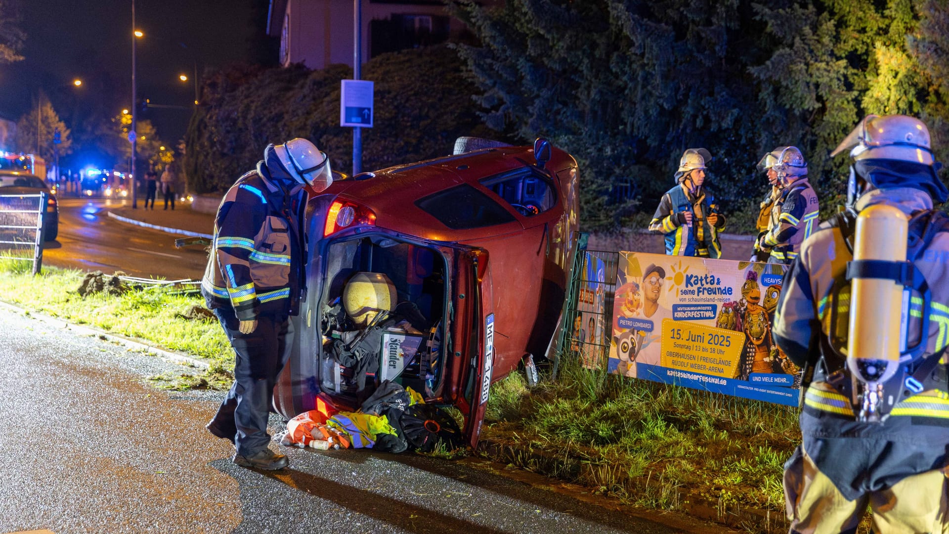 Der zerstörte Renault: Alle vier Insassen konnten selbstständig aus dem Wrack klettern. Der zerstörte Renault: Alle vier Insassen konnten selbstständig aus dem Wrack klettern.