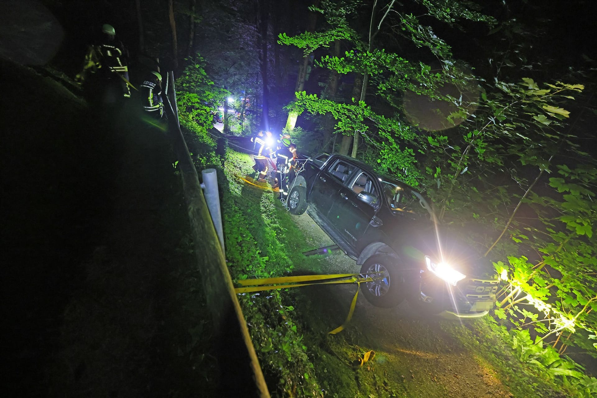 Einsatzkräfte sichern eine Unfallstelle: Eine Gruppe junger Erwachsener ist mit dem Auto auf einem Wanderweg im Berchtesgadener Land steckengeblieben.
