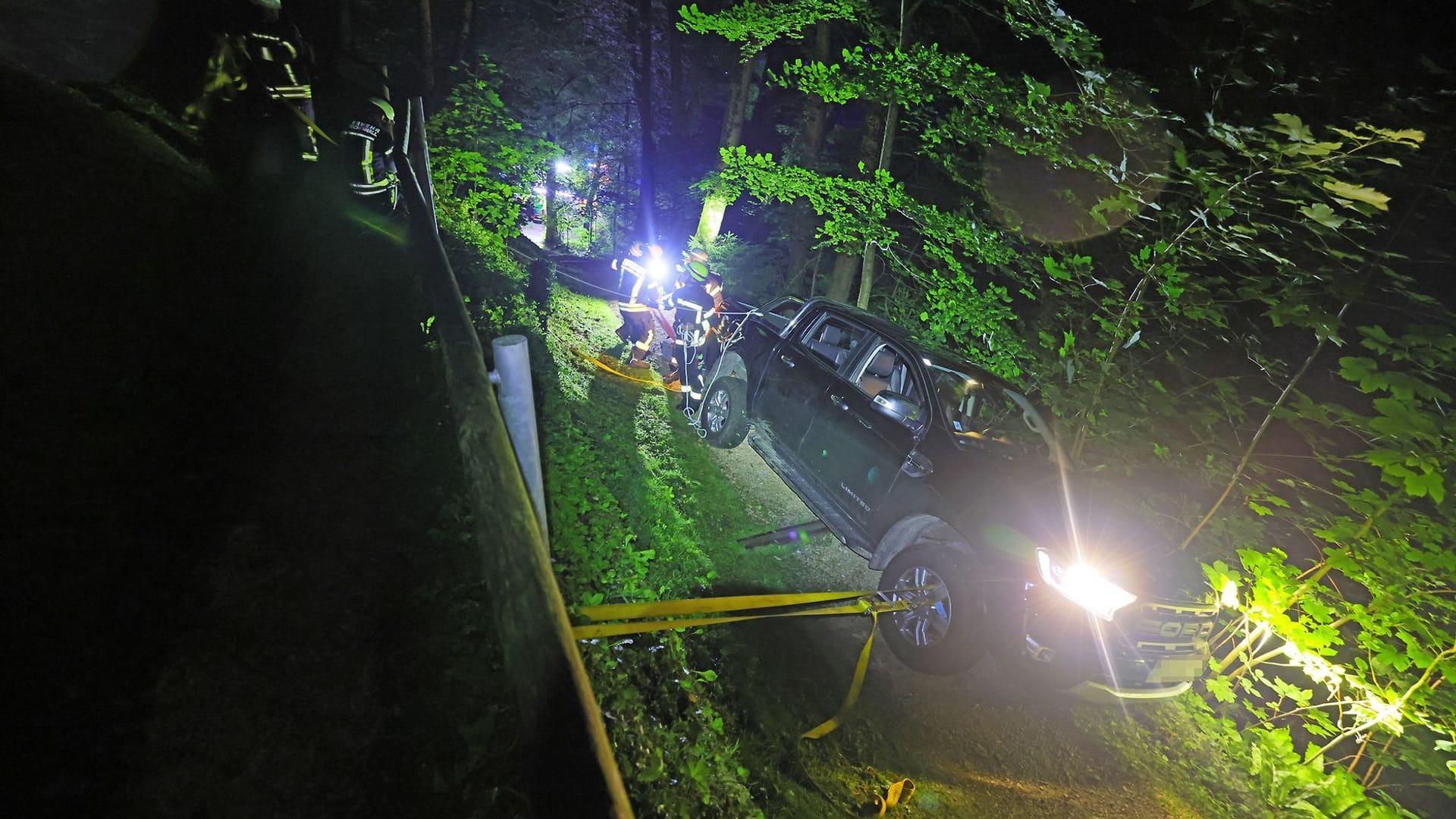 Einsatzkräfte sichern eine Unfallstelle: Eine Gruppe junger Erwachsener ist mit dem Auto auf einem Wanderweg im Berchtesgadener Land steckengeblieben. Einsatzkräfte sichern eine Unfallstelle: Eine Gruppe junger Erwachsener ist mit dem Auto auf einem Wanderweg im Berchtesgadener Land steckengeblieben.