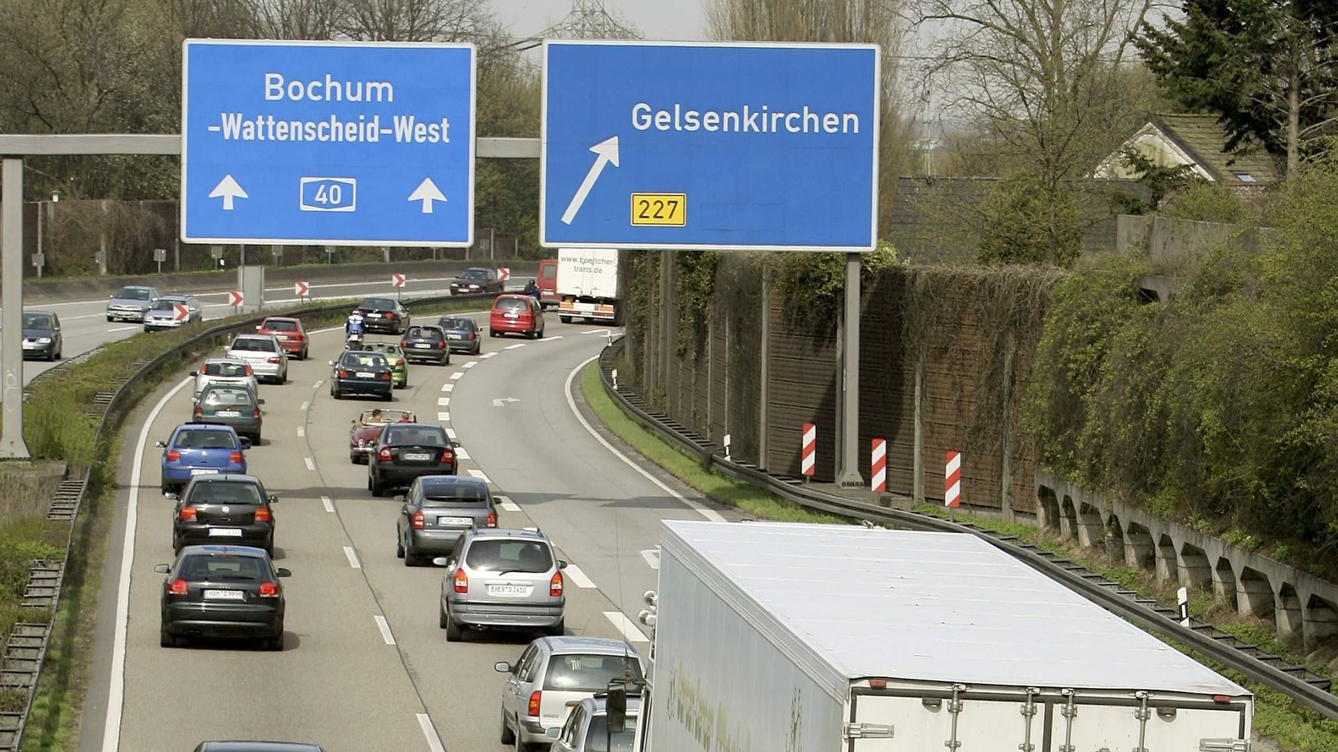 Die A40 in Fahrtrichtung Duisburg (Archivbild): Die Strecke zwischen Bochum-Wattenscheid und Essen-Zentrum wird bald für mehrere Tage gesperrt. Die A40 in Fahrtrichtung Duisburg (Archivbild): Die Strecke zwischen Bochum-Wattenscheid und Essen-Zentrum wird bald für mehrere Tage gesperrt.