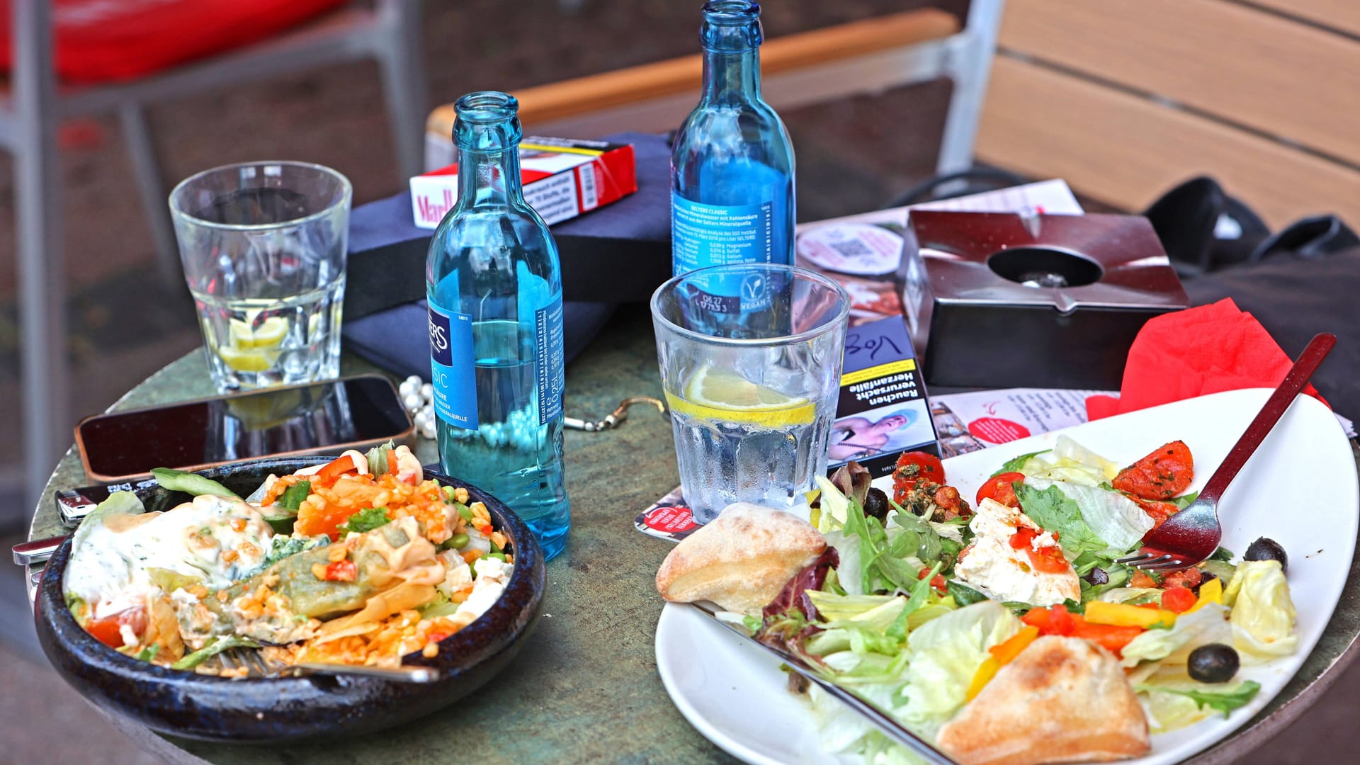 Außenbewirtung im Sommer: Ein Tisch von Gästen, die offenbar wenig Hunger hatten.