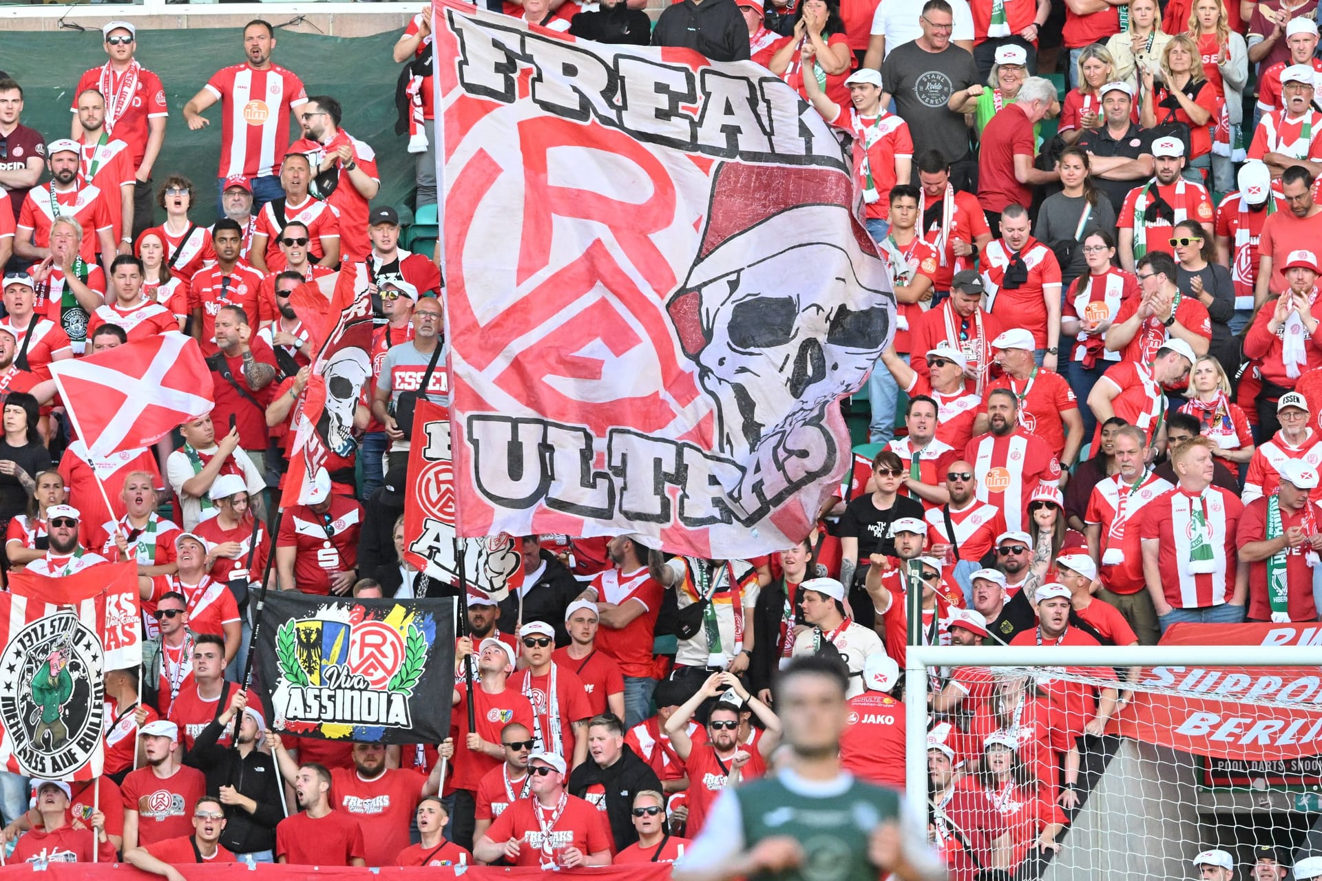 Fans von Rot-Weiss Essen (Symbolbild): Die Anhänger des Vereins gerieten in eine Auseinandersetzung mit Fans von Hannover 96.