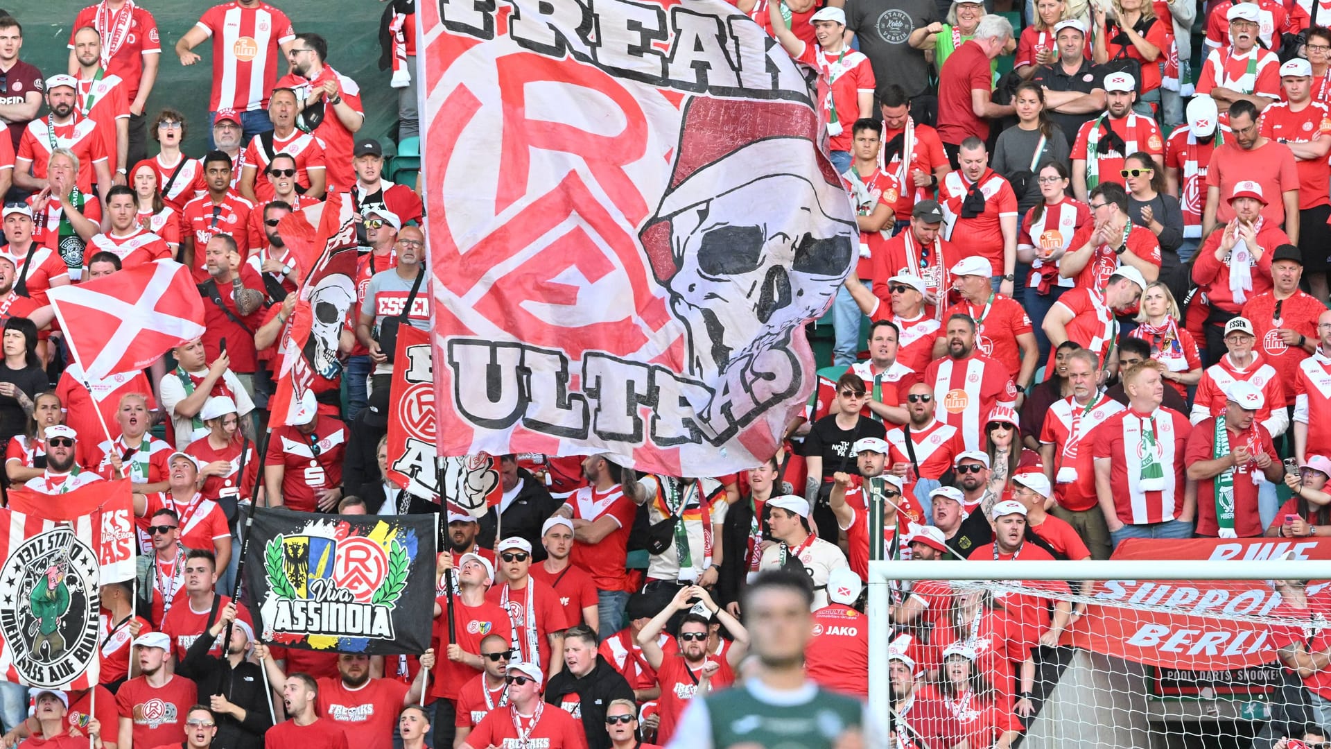Fans von Rot-Weiss Essen (Symbolbild): Die Anhänger des Vereins gerieten in eine Auseinandersetzung mit Fans von Hannover 96.