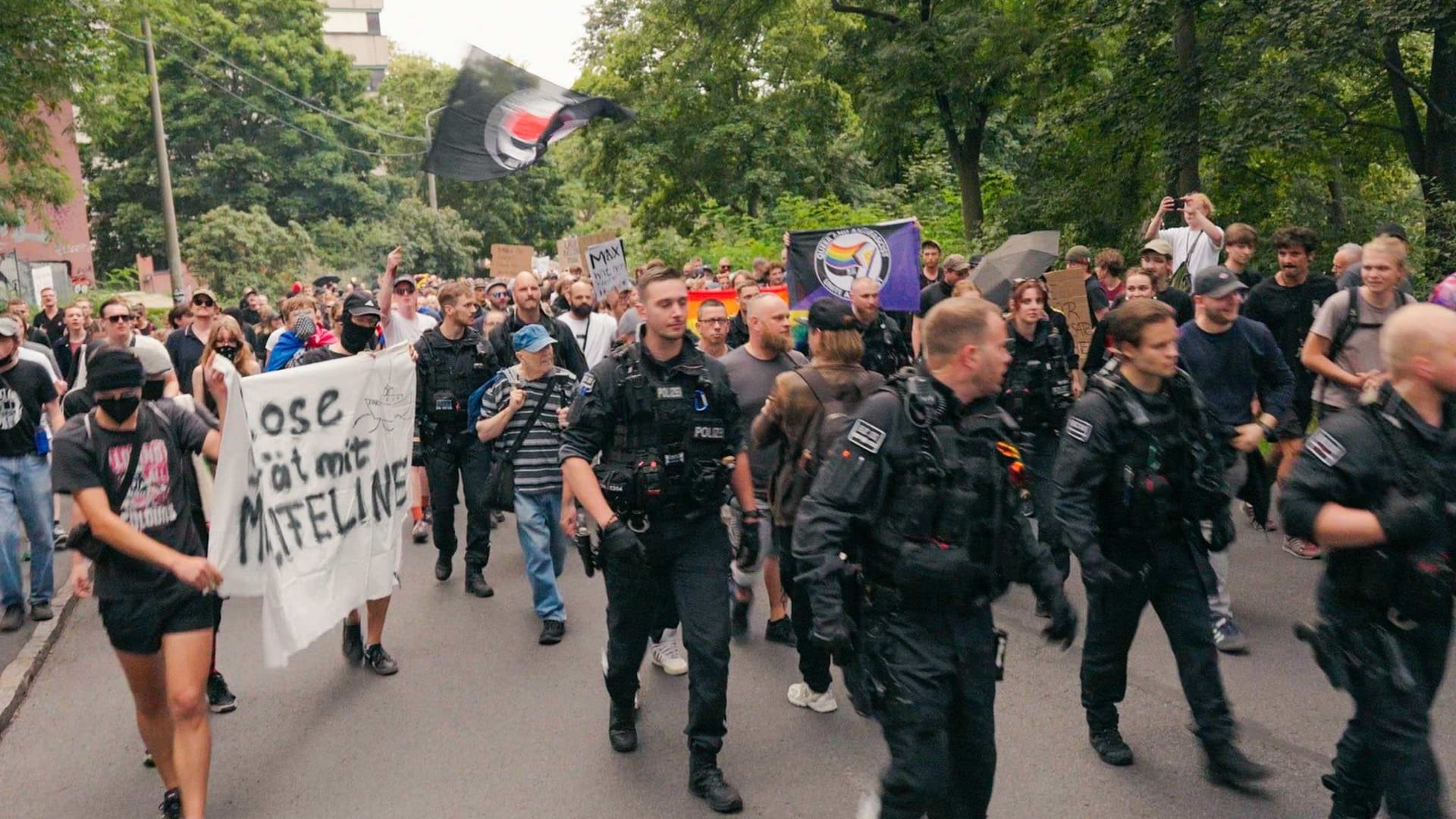 Rechte Demo und Gegendemo in Dresden