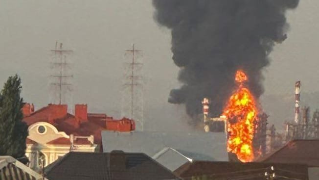 Eine brennende Ölraffinerie im russischen Slawjansk-na-Kubani: Immer wieder setzt die Ukraine Nadelstiche mit Angriffen gegen Russlands Infrastruktur.