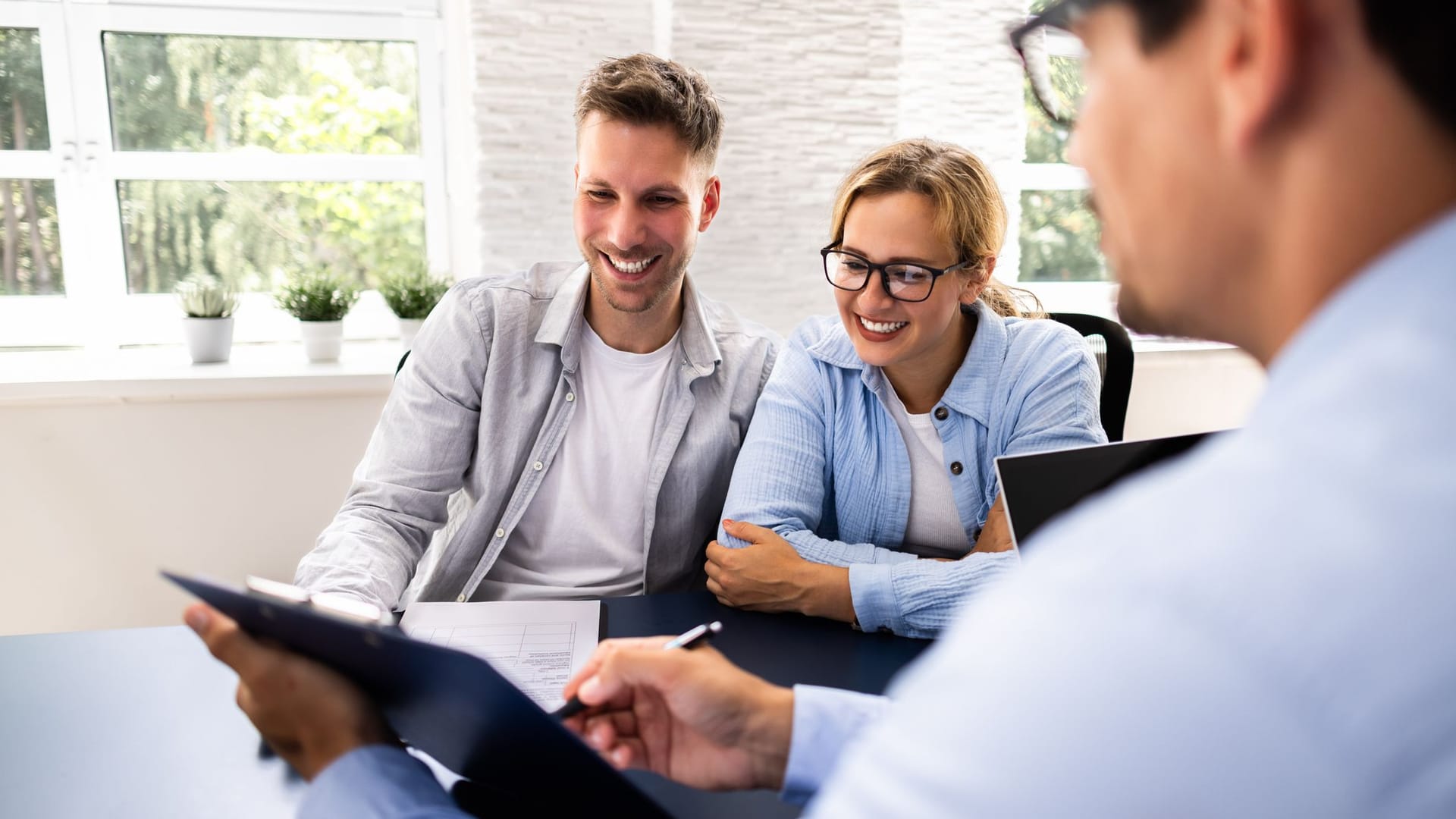 Beratungsgespräch bei der Bank (Symbolbild): Manche Kreditnehmer profitieren derzeit von einer günstigen Entwicklung. Beratungsgespräch bei der Bank (Symbolbild): Manche Kreditnehmer profitieren derzeit von einer günstigen Entwicklung.