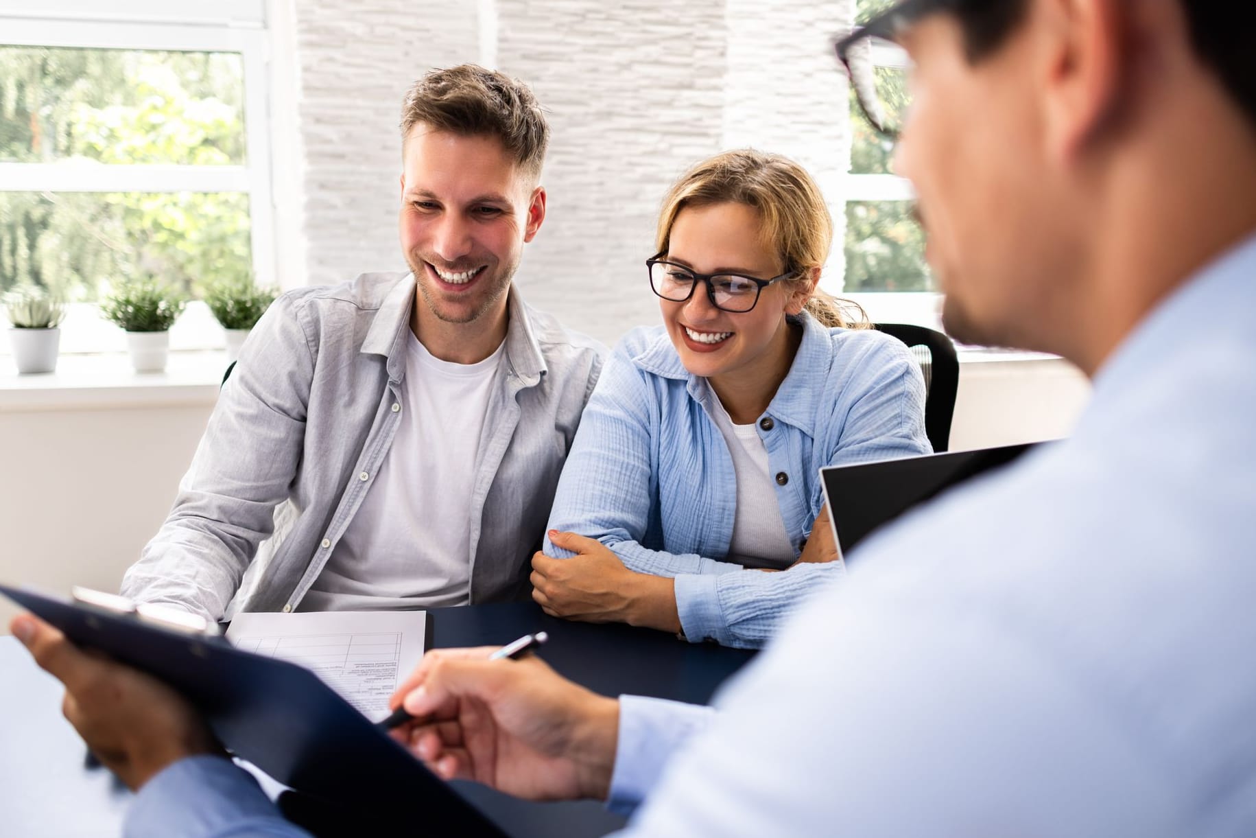 Beratungsgespräch bei der Bank (Symbolbild): Manche Kreditnehmer profitieren derzeit von einer günstigen Entwicklung.