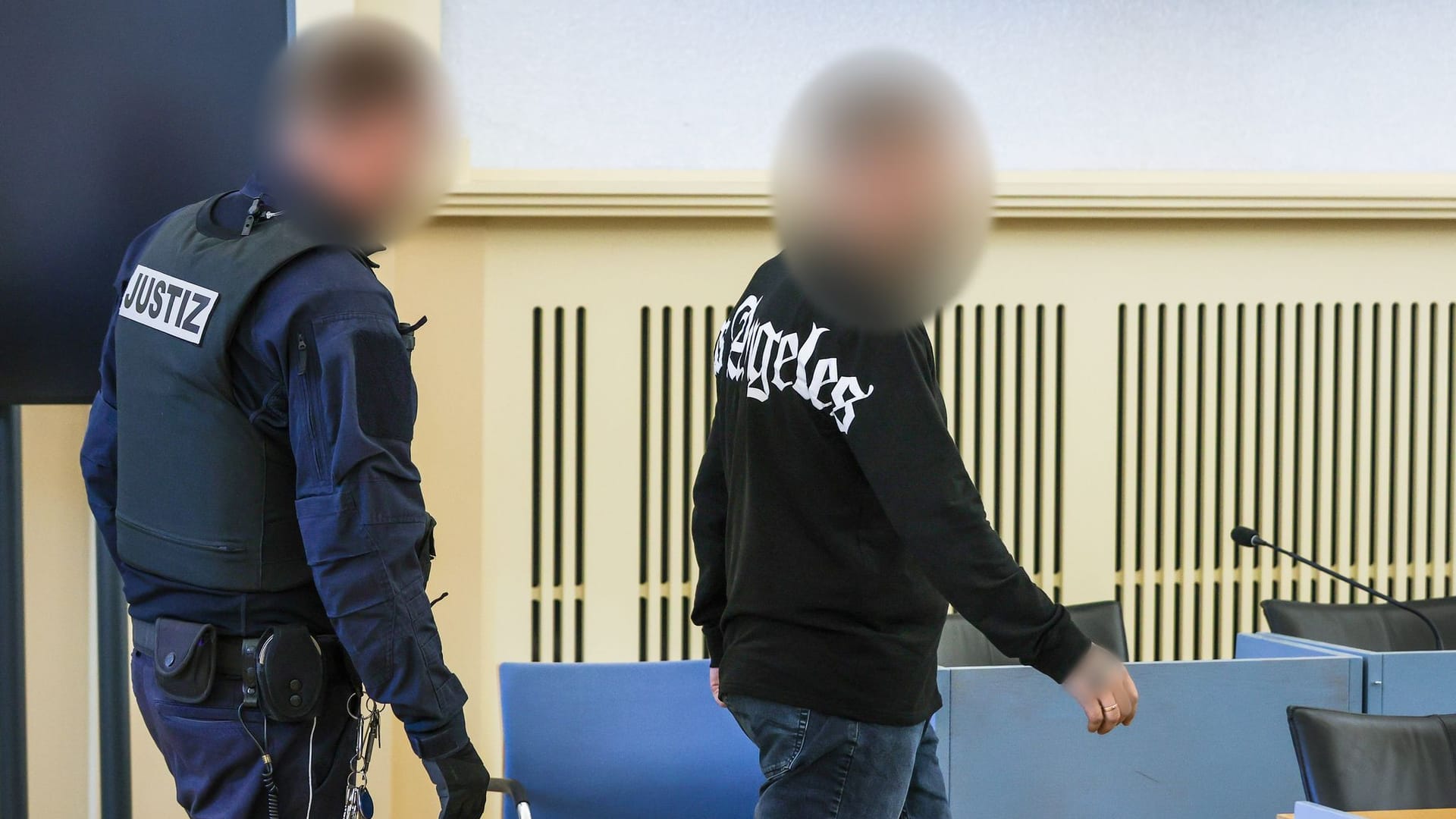 Der Angeklagte wird von einem Justizbeamten in den Verhandlungssaal des Landgerichts Hechingen geführt: Nach dem Urteil war der Mann wieder in Freiheit.