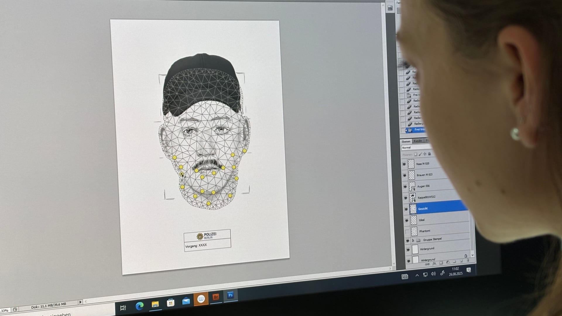 Phantombildzeichnerin bei der Arbeit: Das Gesicht wird aus Bausteinen zusammengesetzt.