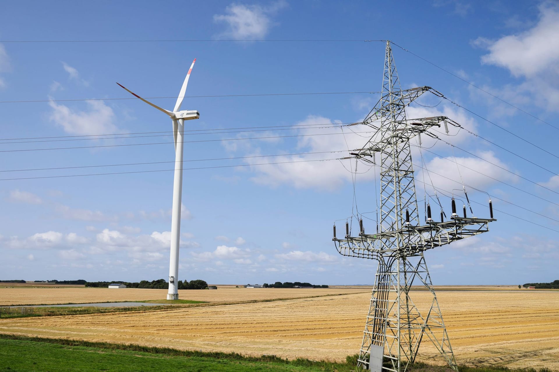 Windrad und Strommast Windrad und Strommast