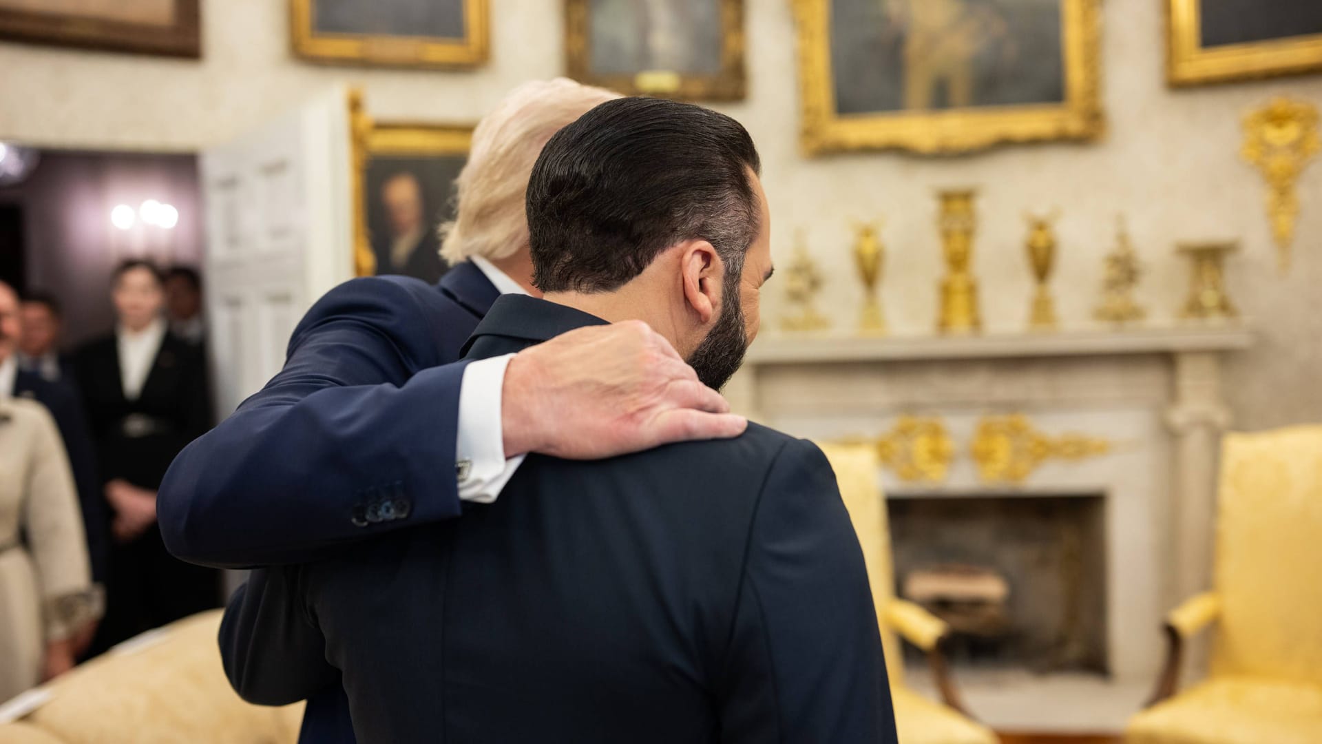 Donald Trump umarmt Nayib Bukele im Oval Office des Weißen Hauses.