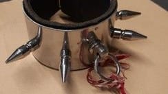 Stachelarmband mit Schnur, gefunden im blutverschmierten Zugabteil: Die Polizei stuft den Gegenstand als potenziell gefährlich ein und prüft einen Zusammenhang mit einer möglichen Straftat.