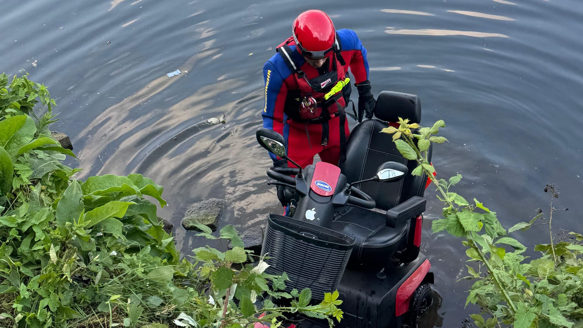 Die Feuerwehr musste am Mittwoch zu einer Rettungsaktion an der Ruhr aufbrechen. Ein Rollstuhlfahrer war in den Fluss gestürzt.