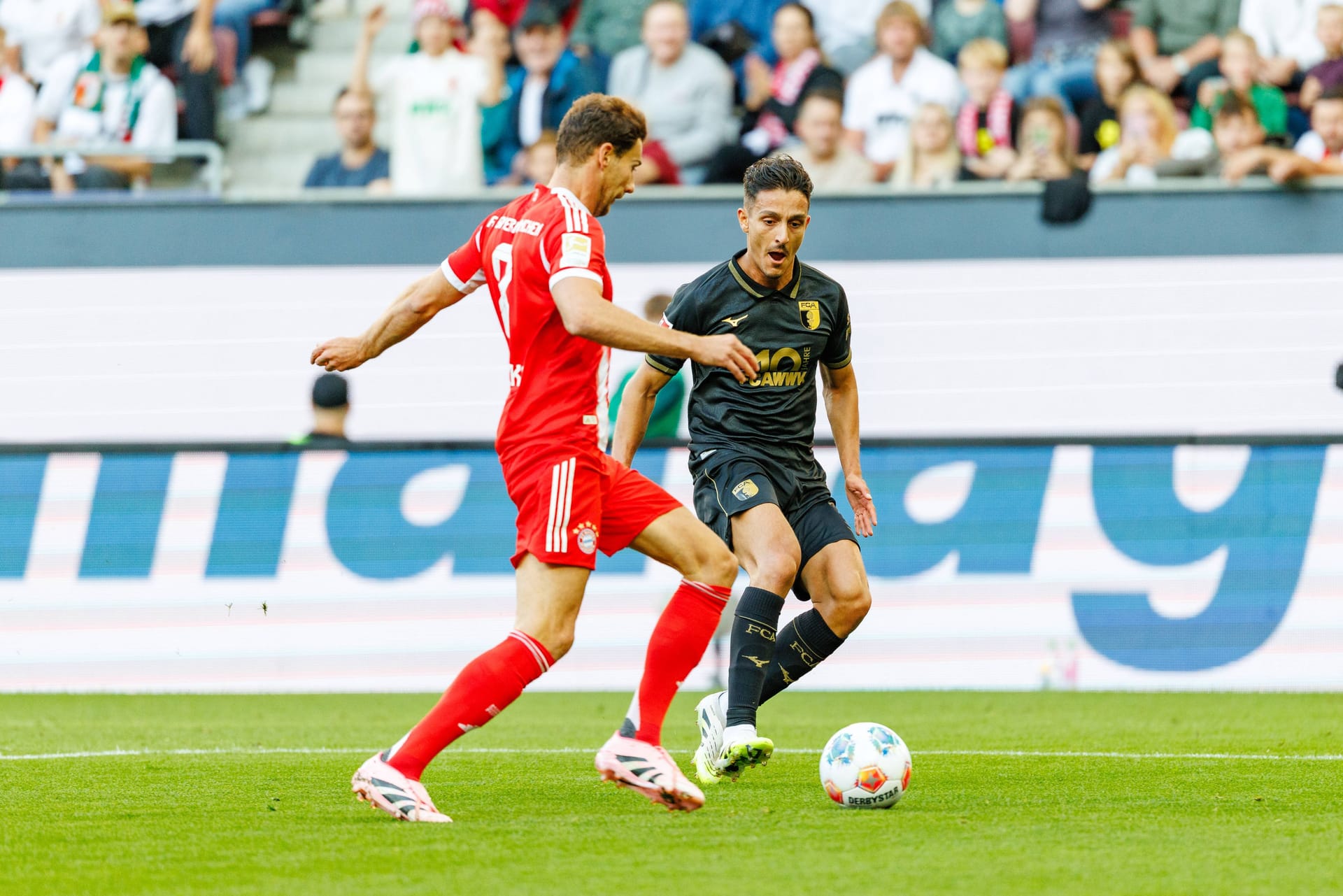 Leon Goretzka (bis 71.): Wie Kimmich ohne großen Einfluss auf die Partie, weder positiv noch negativ. Hatte einen Abschluss kurz nach Beginn der zweiten Spielhälfte (47.), stellte Augsburg-Torwart Dahmen aber nicht vor Probleme. Konnte sich ansonsten kaum auszeichnen, tat sein Bestes, das Mittelfeldzentrum zu stabilisieren. Note 4 Leon Goretzka (bis 71.): Wie Kimmich ohne großen Einfluss auf die Partie, weder positiv noch negativ. Hatte einen Abschluss kurz nach Beginn der zweiten Spielhälfte (47.), stellte Augsburg-Torwart Dahmen aber nicht vor Probleme. Konnte sich ansonsten kaum auszeichnen, tat sein Bestes, das Mittelfeldzentrum zu stabilisieren. Note 4