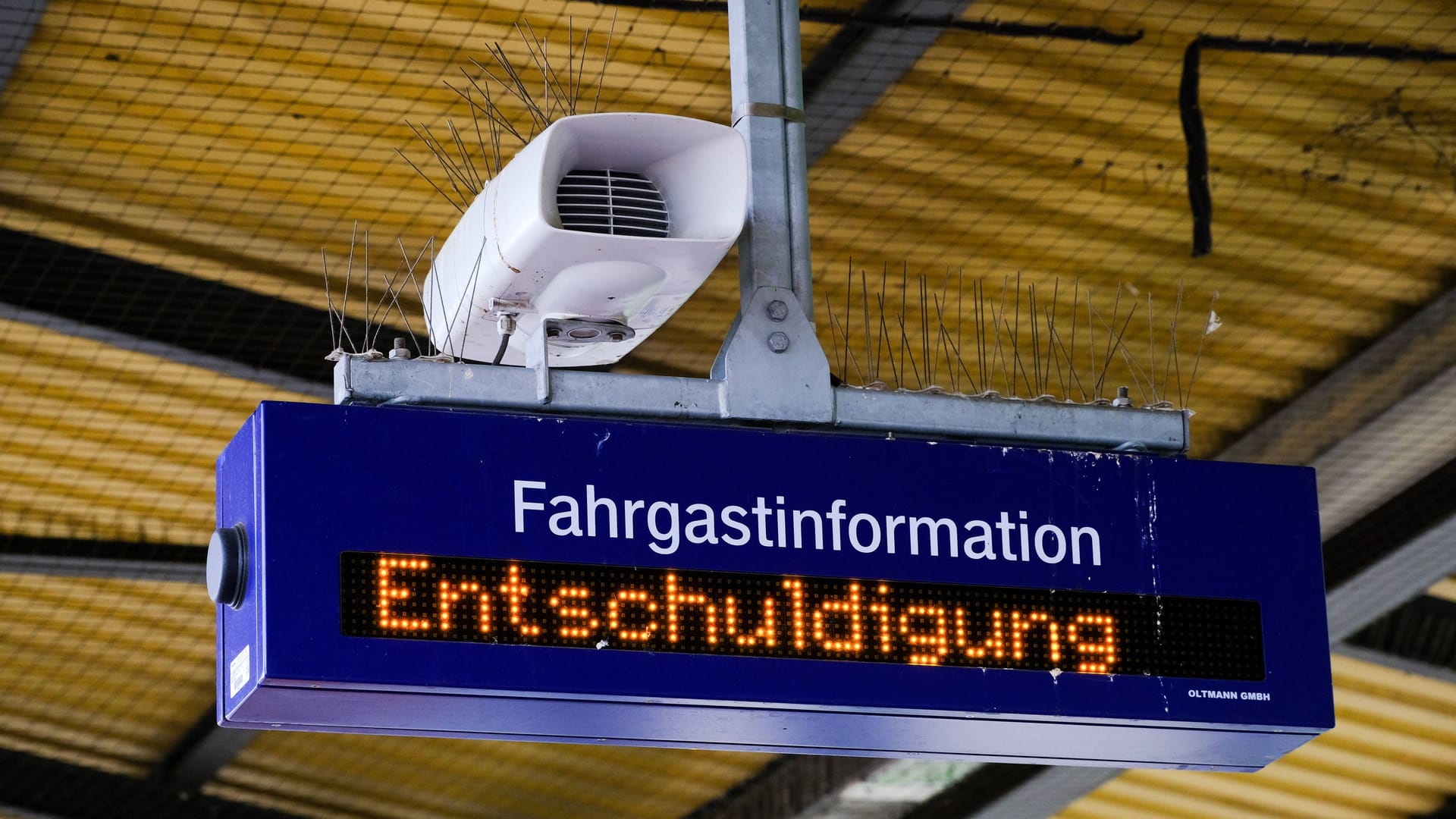 Fahrgastinformation (Symbolbild): Der Lokführer macht aus der Verspätung das Beste.