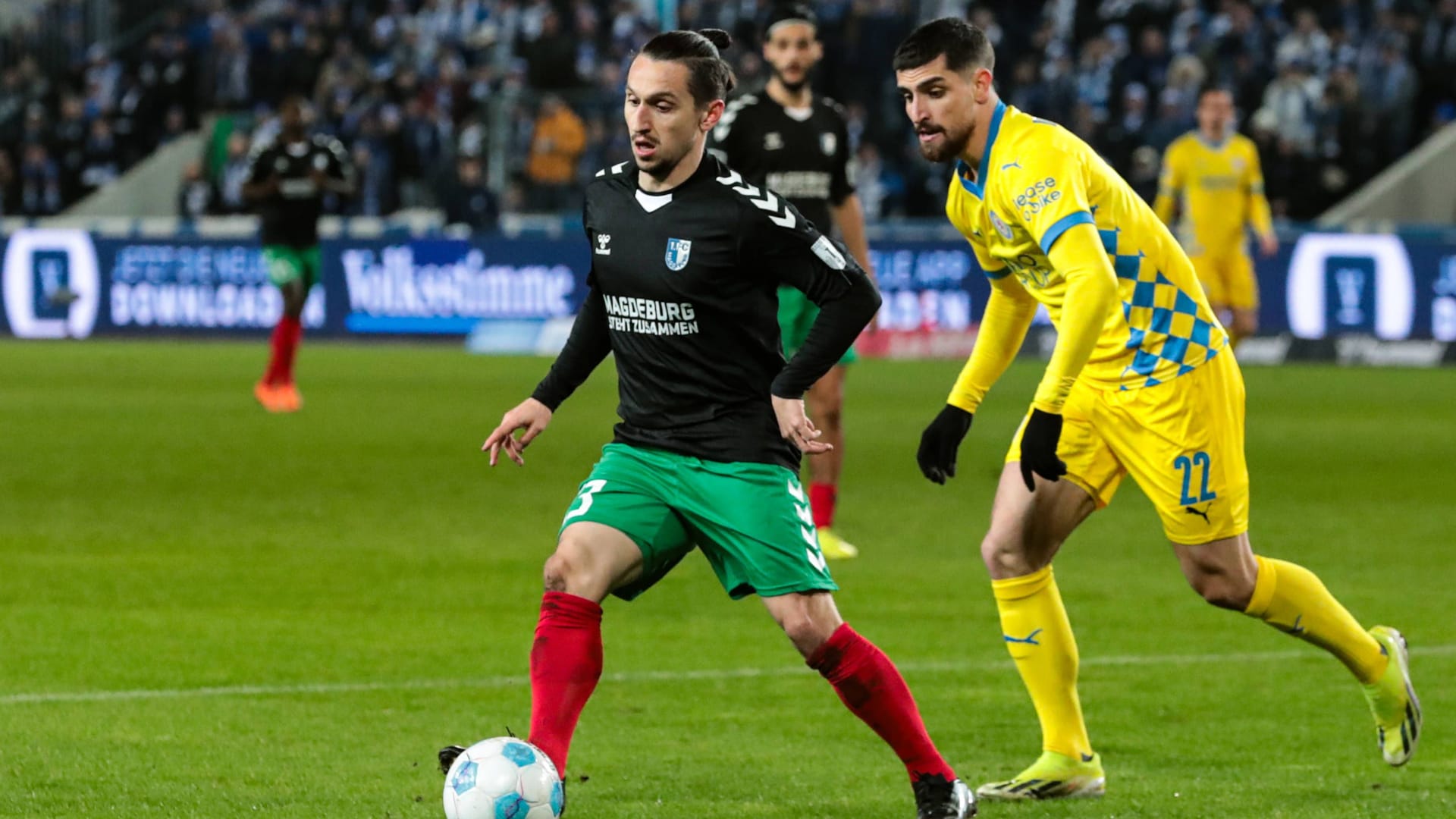 Baris Atik (l., 1. FC Magdeburg) im Duell mit Fabio Di Michele Sanchez (Eintracht Braunschweig): Die Teams treffen am 1. Spieltag aufeinander. Baris Atik (l., 1. FC Magdeburg) im Duell mit Fabio Di Michele Sanchez (Eintracht Braunschweig): Die Teams treffen am 1. Spieltag aufeinander.