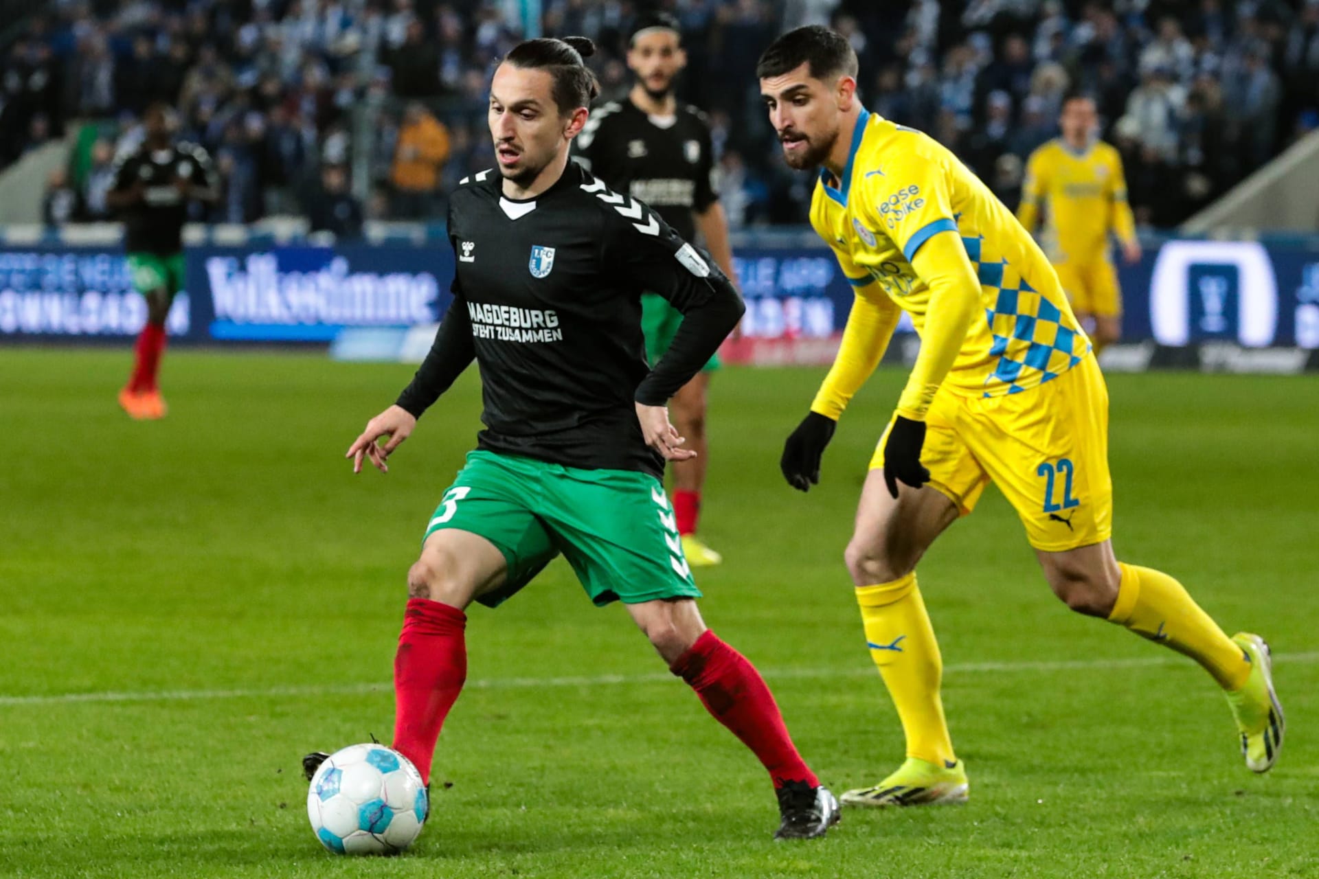 Baris Atik (l., 1. FC Magdeburg) im Duell mit Fabio Di Michele Sanchez (Eintracht Braunschweig): Die Teams treffen am 1. Spieltag aufeinander.