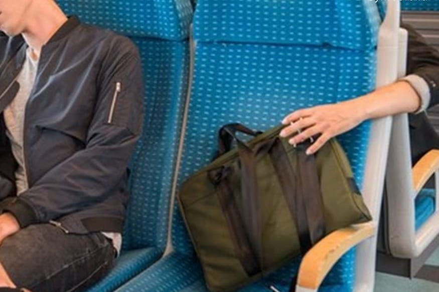 Ein Zugreisender schläft, währen seine Tasche entwendet wird (Symbolbild): Einen kurzen Moment der Unachtsamkeit nutzte ein Dieb im Nachtzug nach München aus.