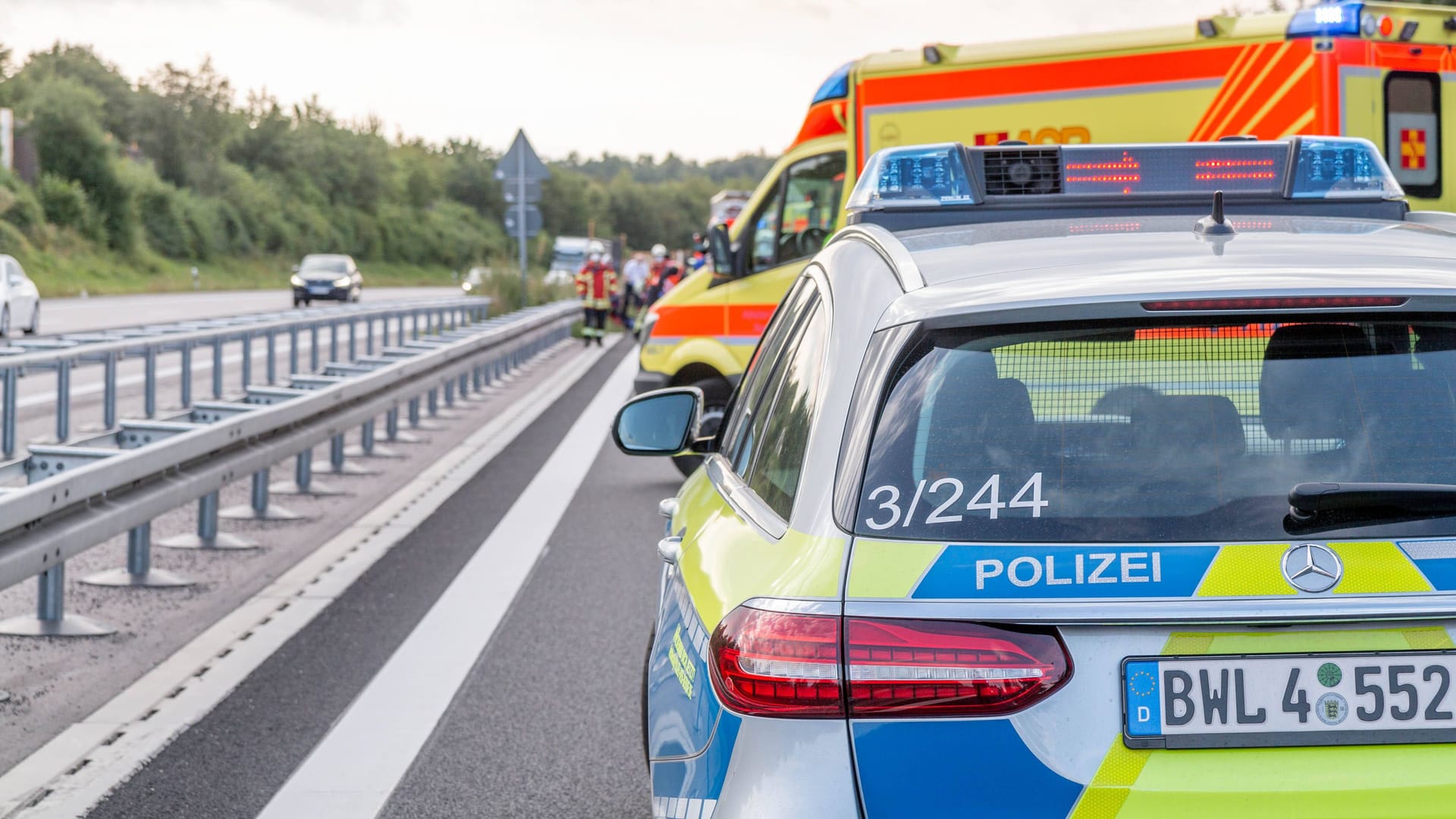 Einsatzkräfte auf der A5 (Symbolbild): Als ein Autofahrer kontrolliert werden sollte, ergriff der Mann die Flucht.