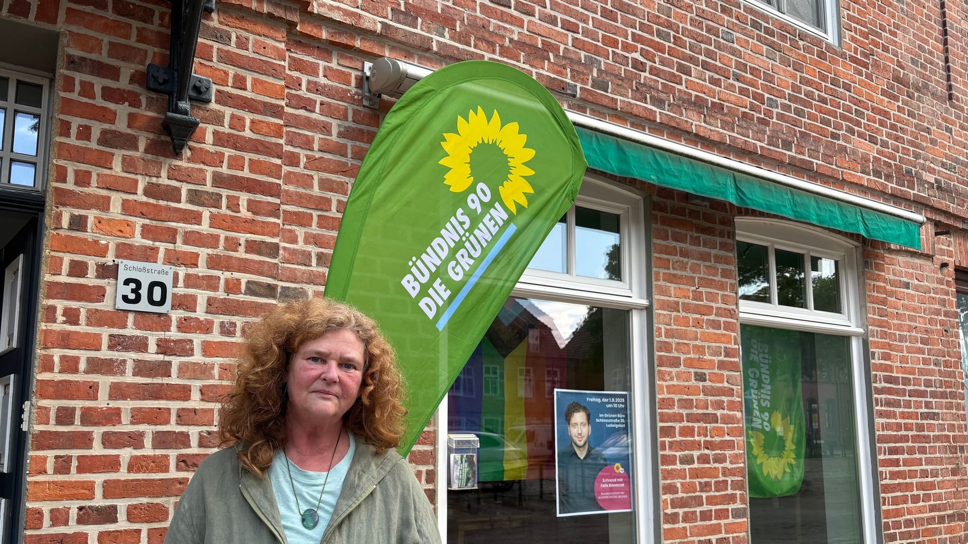 Grünen-Politikerin Gabriele Raasch posiert am 01.08.2025 vor dem Partei-Büro in Ludwigslust.