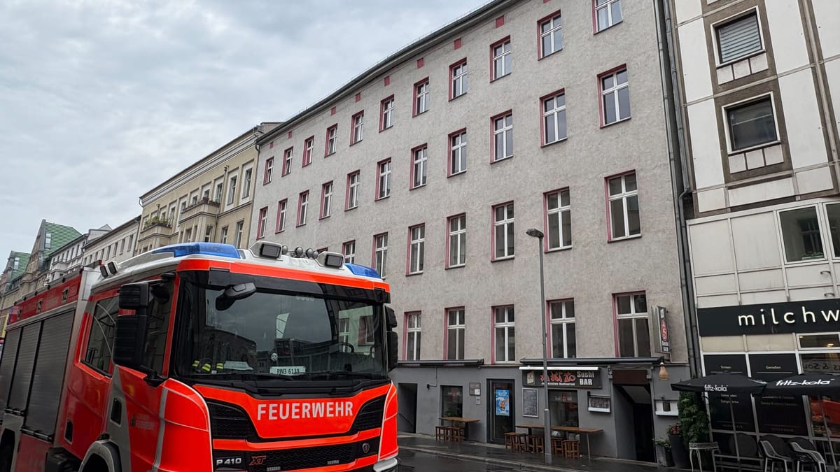 Evakuierung in Berlin-Mitte: Dach von Wohnhaus einsturzgefährdet