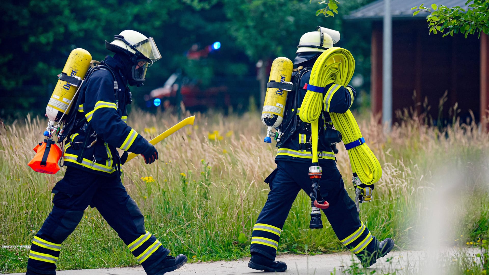 Hamburger Feuerwehrleute auf dem Weg zu einem Einsatz (Symbolfoto): In Veddel hat es am Montagabend gebrannt.