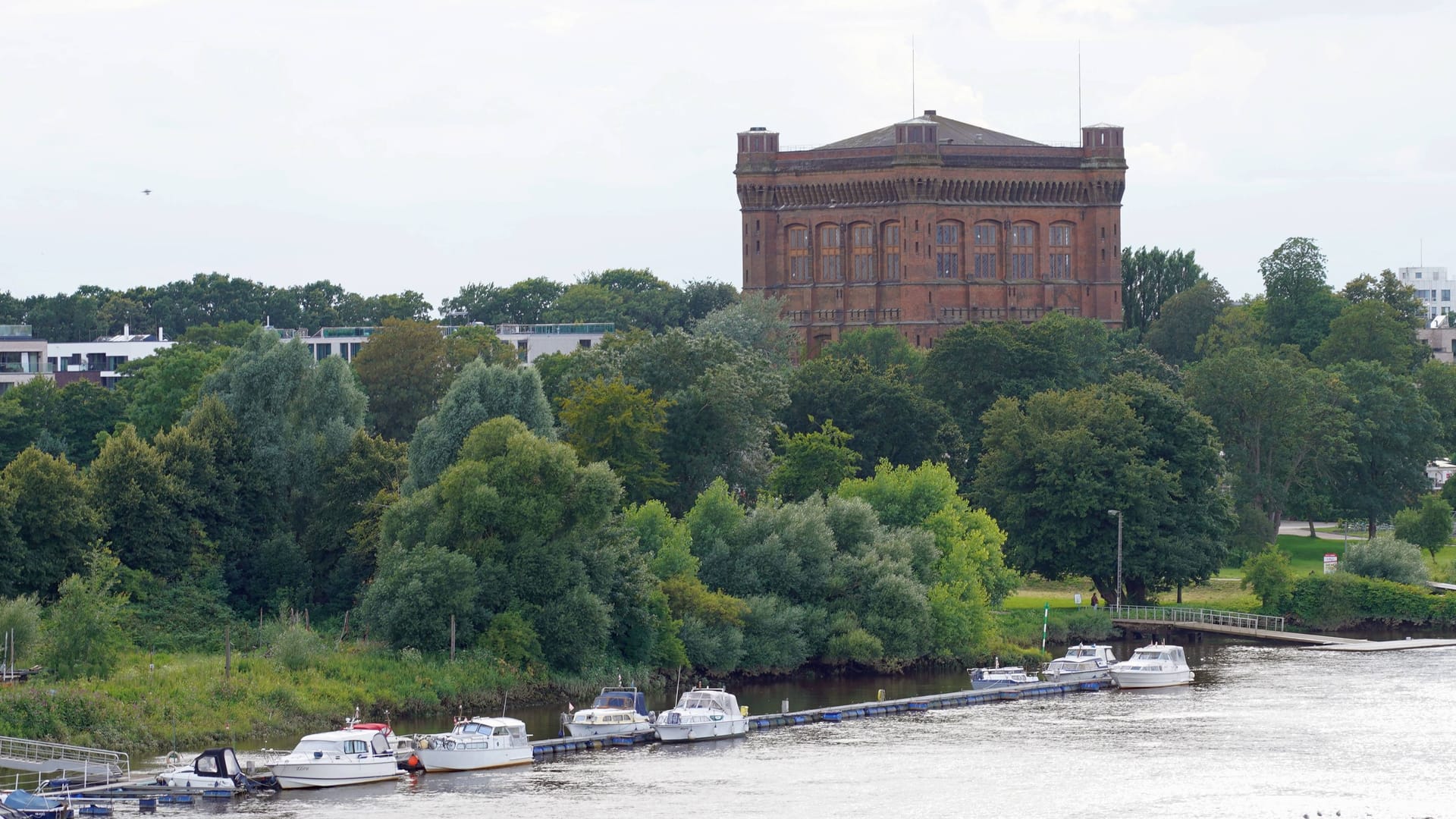 Blick auf Weser und "umgedrehte Kommode": Die vier Türme an jeder Ecke des Gebäudes ähneln den Füßen einer Kommode – daher der Name.