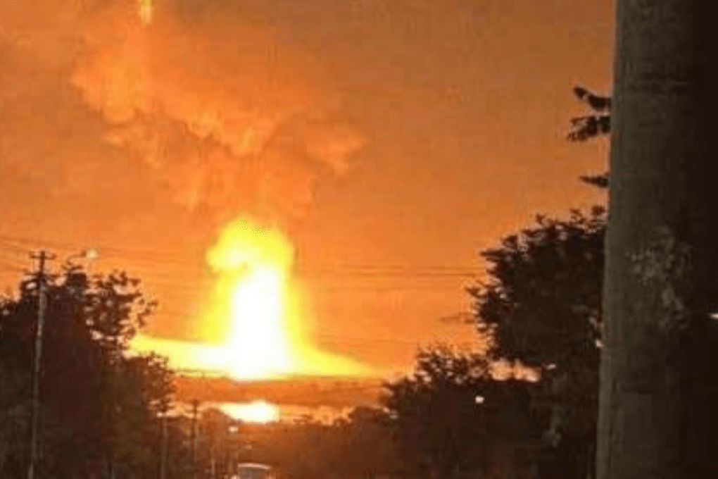 Brand in der Region Odessa nach russischem Angriff: Aufnahmen, die in sozialen Netzwerken kursieren, sollen das Feuer nahe der rumänischen Grenze zeigen.