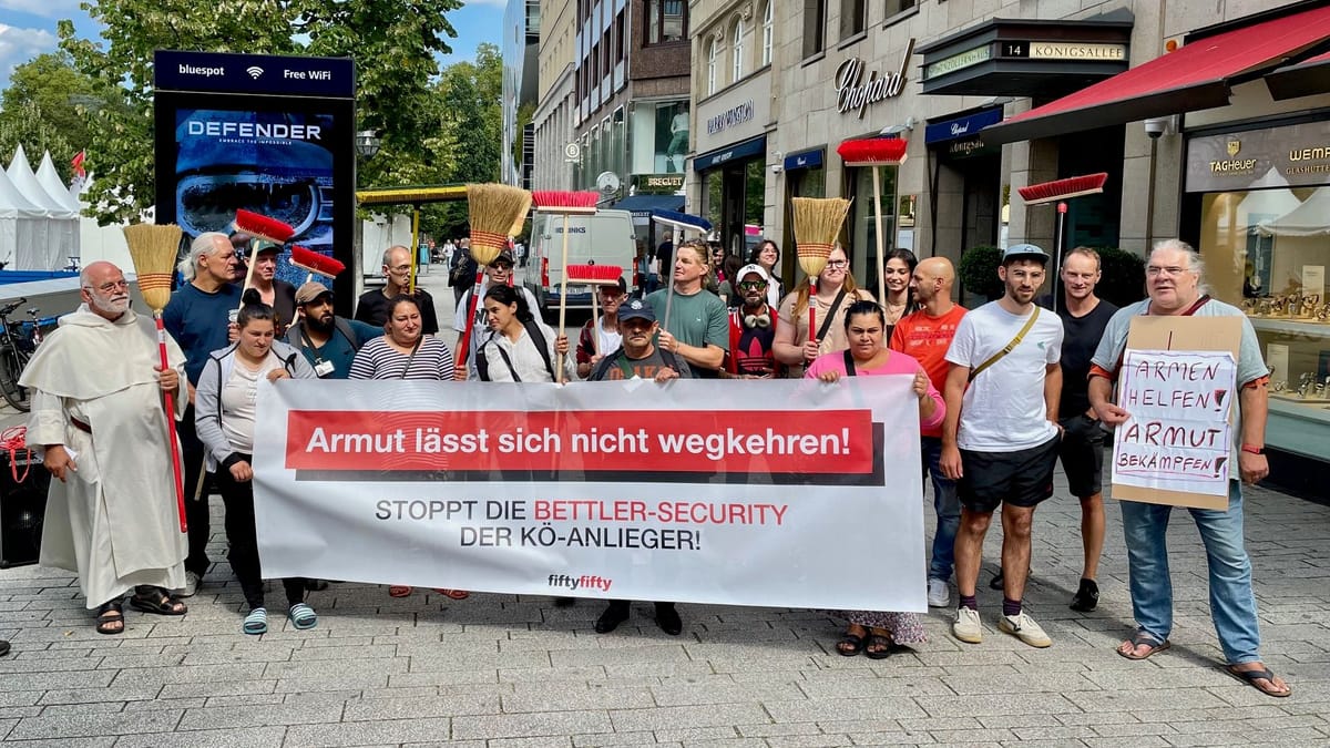 Königsallee Düsseldorf: Hier fegen Obdachlose die Kö aus Protest