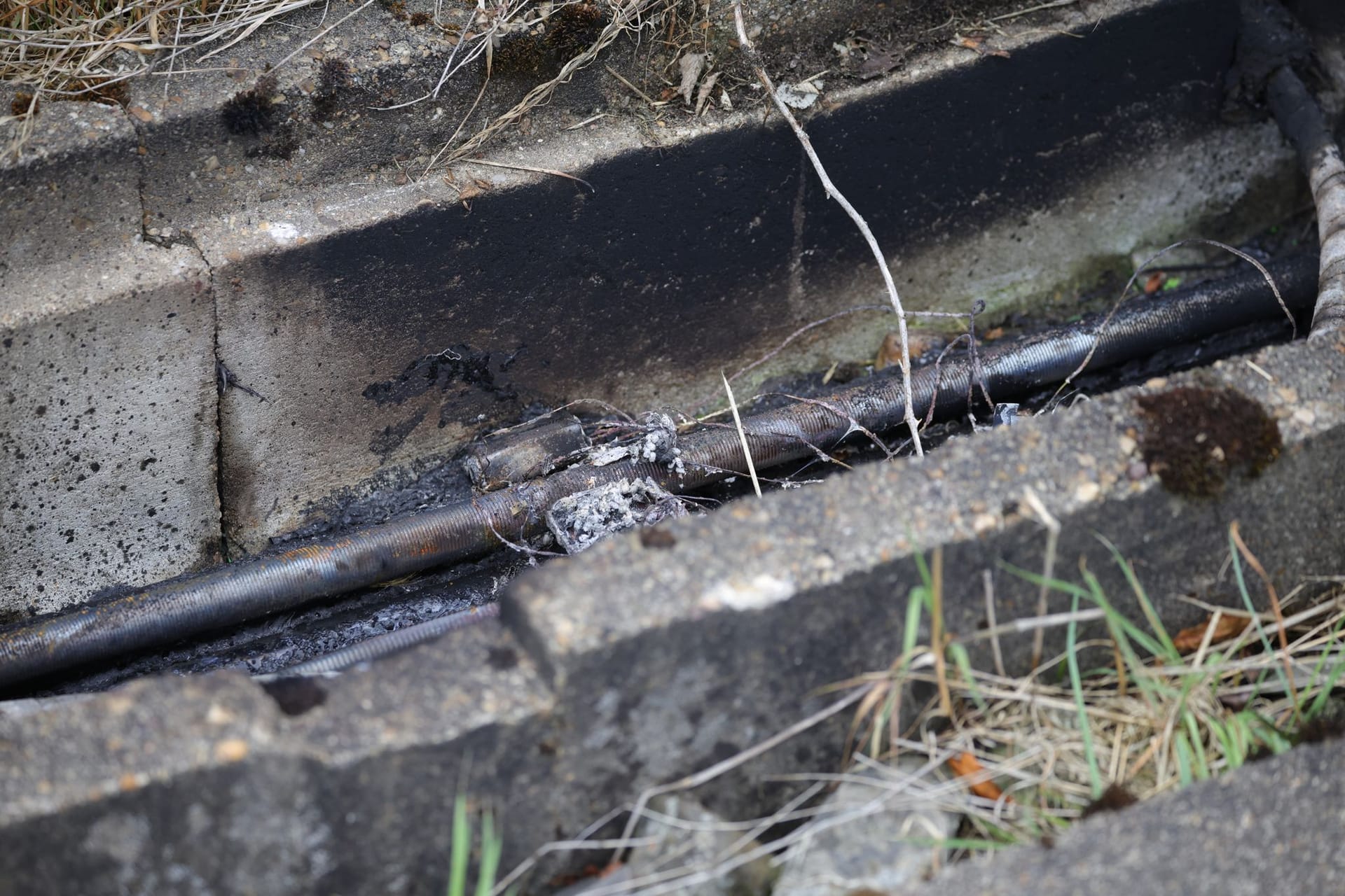 Weiterer Brandanschlag auf wichtige Bahnstrecke - Düsseldorf Weiterer Brandanschlag auf wichtige Bahnstrecke - Düsseldorf