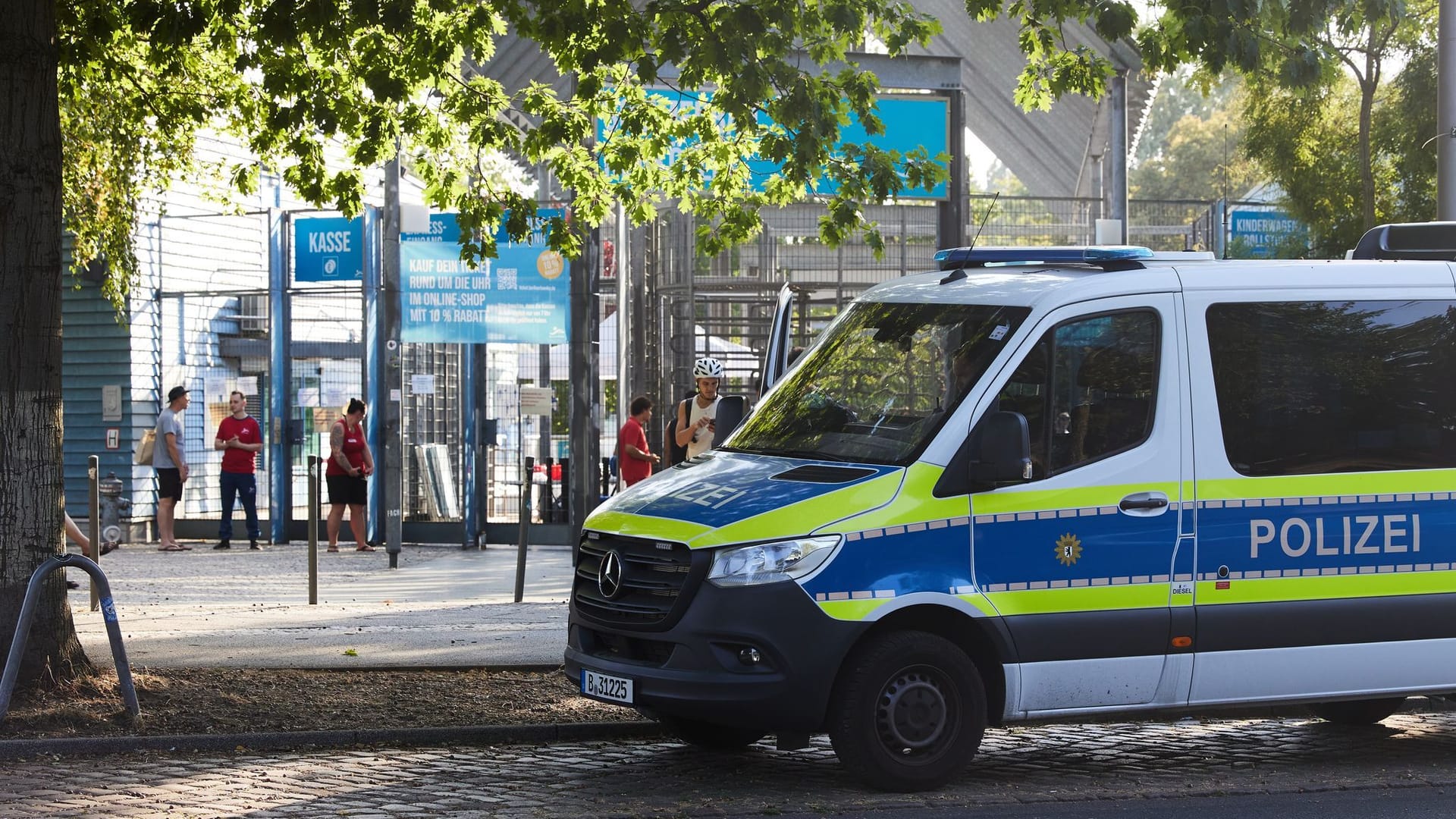 Polizeieinsatz am Sommerbad Neukölln