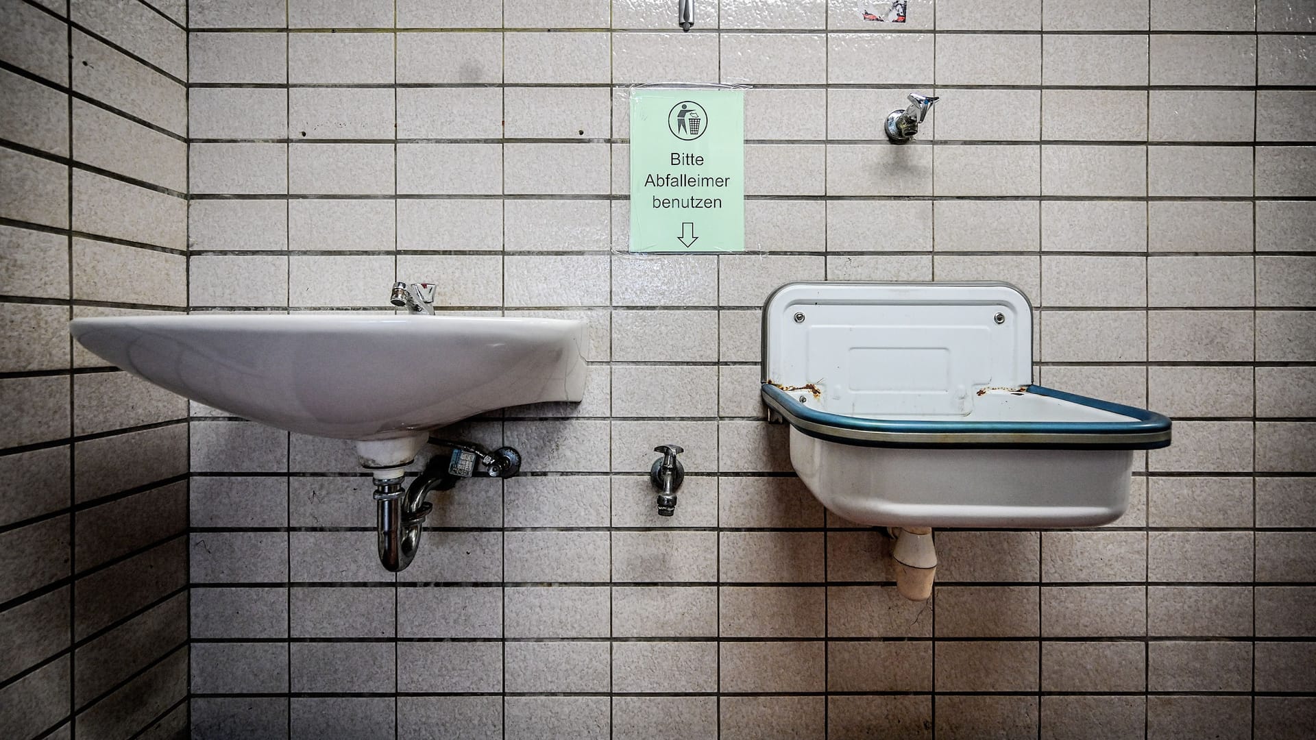 Ein öffentliches Toilettenhäuschen (Symbolbild): In einer kleinen Gemeinde in Österreich löst eine neue Preis-Regel Ärger aus.