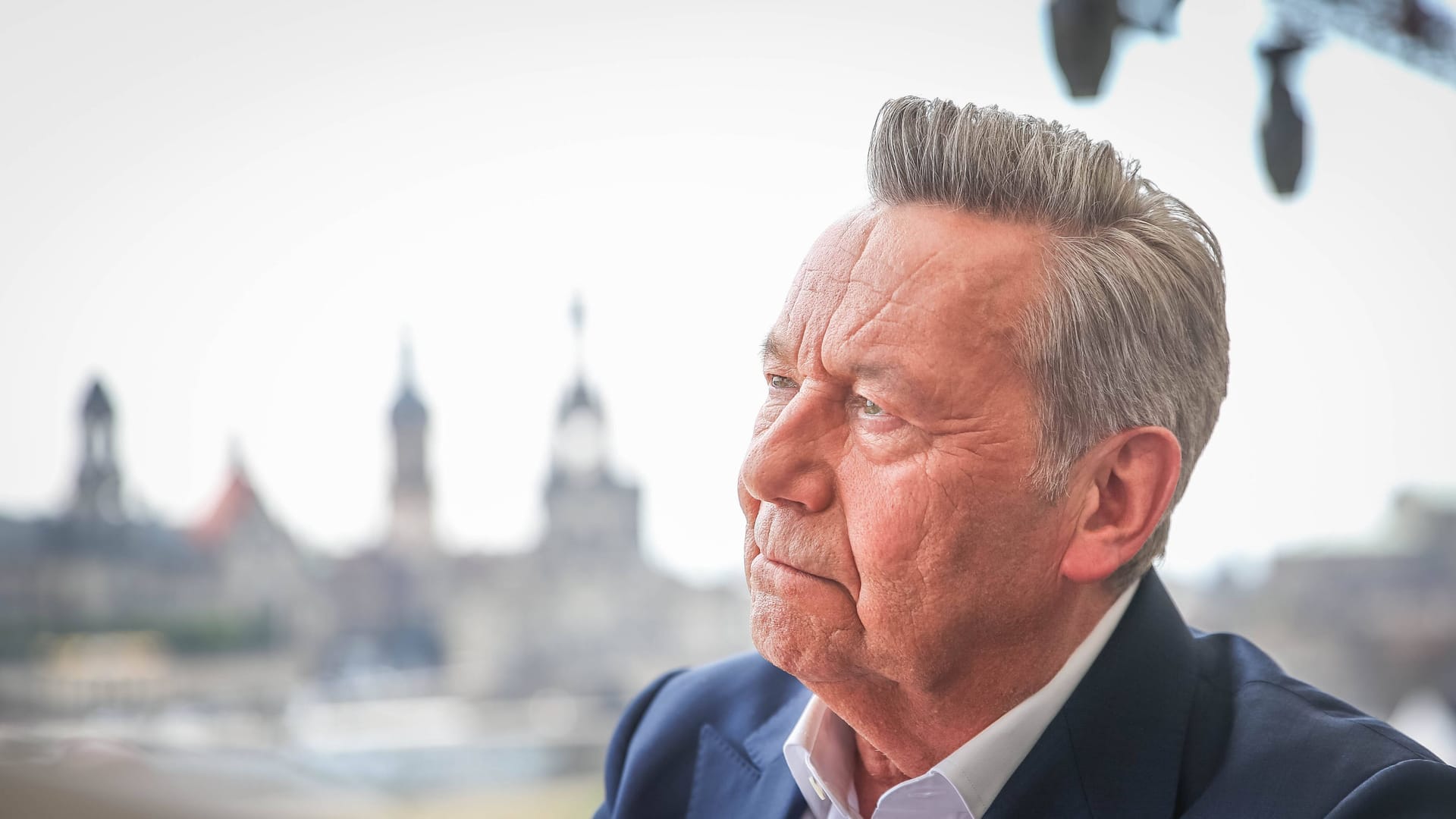 Roland Kaiser vor der Dresdner Stadtkulisse (Archivfoto): Während der TV-Aufzeichnung seiner beliebten Show kam es zu Tonproblemen.