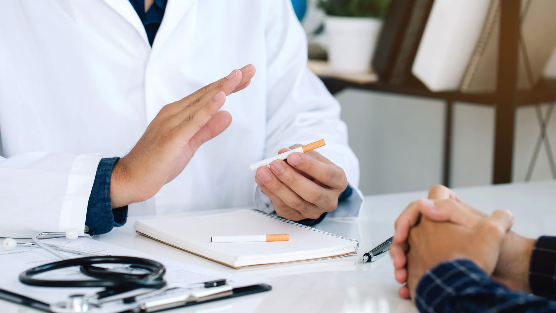 Ein Arzt berät einen Patienten zum Thema Raucherentwöhnung: Der langjährige Konsum von Tabakprodukten begünstigt Blasenkrebs.