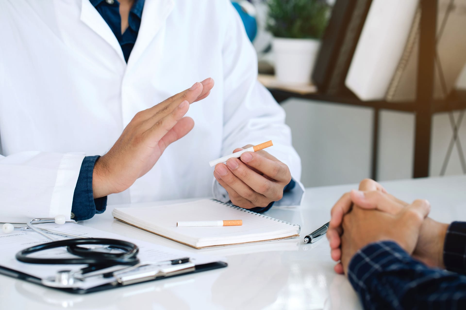 Ein Arzt berät einen Patienten zum Thema Raucherentwöhnung: Der langjährige Konsum von Tabakprodukten begünstigt Blasenkrebs.