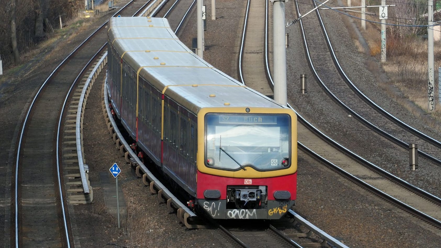 Eine S-Bahn der Linie S2 (Archivfoto): Auf mehreren Linien gibt es aktuell Störungen im Berliner Netz.