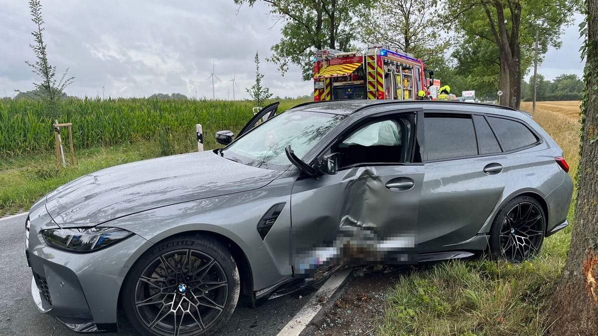 Das kaputte Auto: Der Fahrer kam verletzt in ein Krankenhaus.