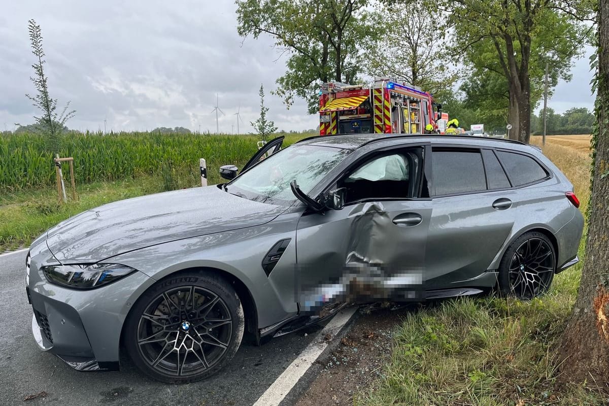 Das kaputte Auto: Der Fahrer kam verletzt in ein Krankenhaus.