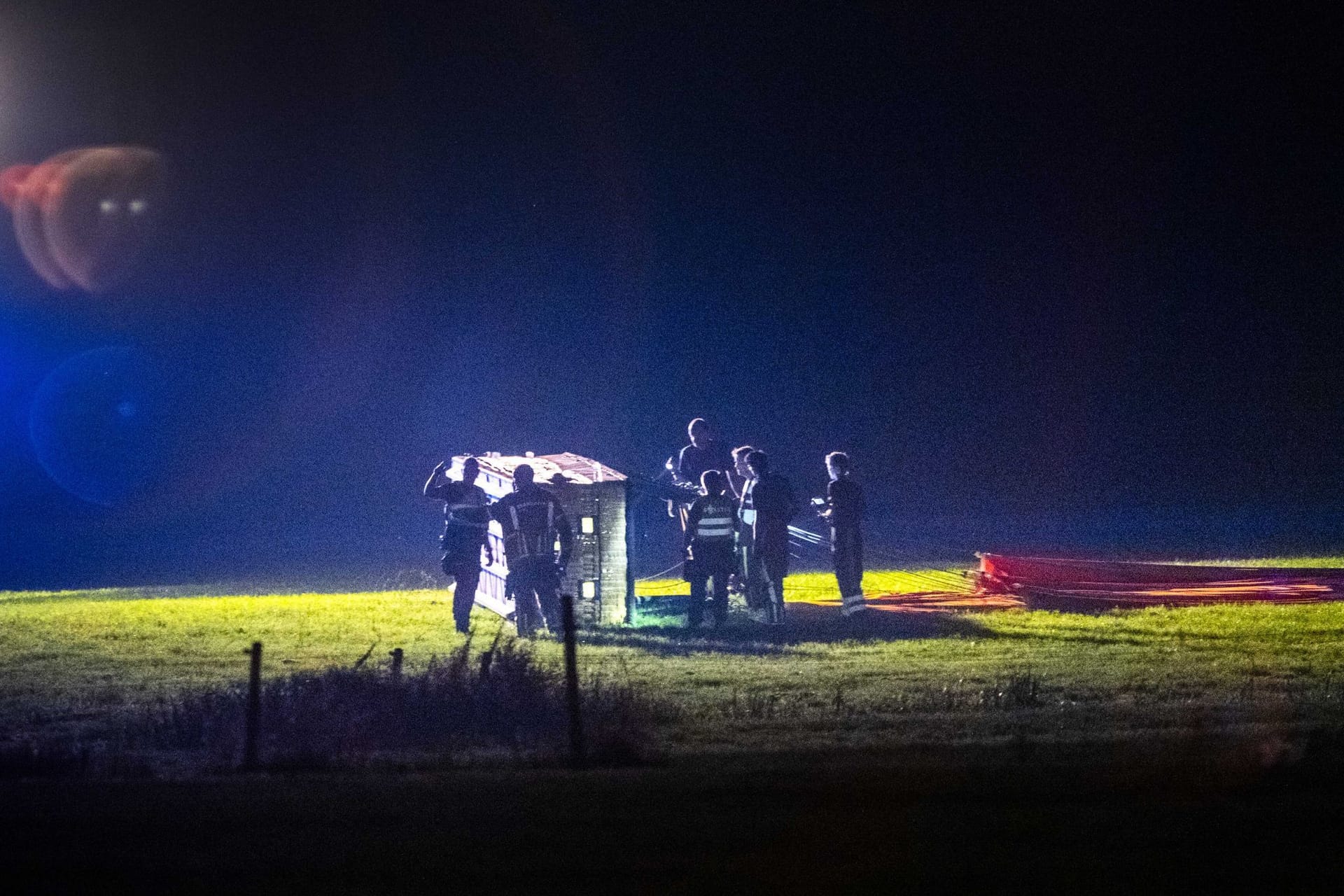 Rettungskräfte sind am Unfallort eines abgestürzten Heißluftballons im Einsatz. Ein Mensch wurde getötet, mehrere verletzt.