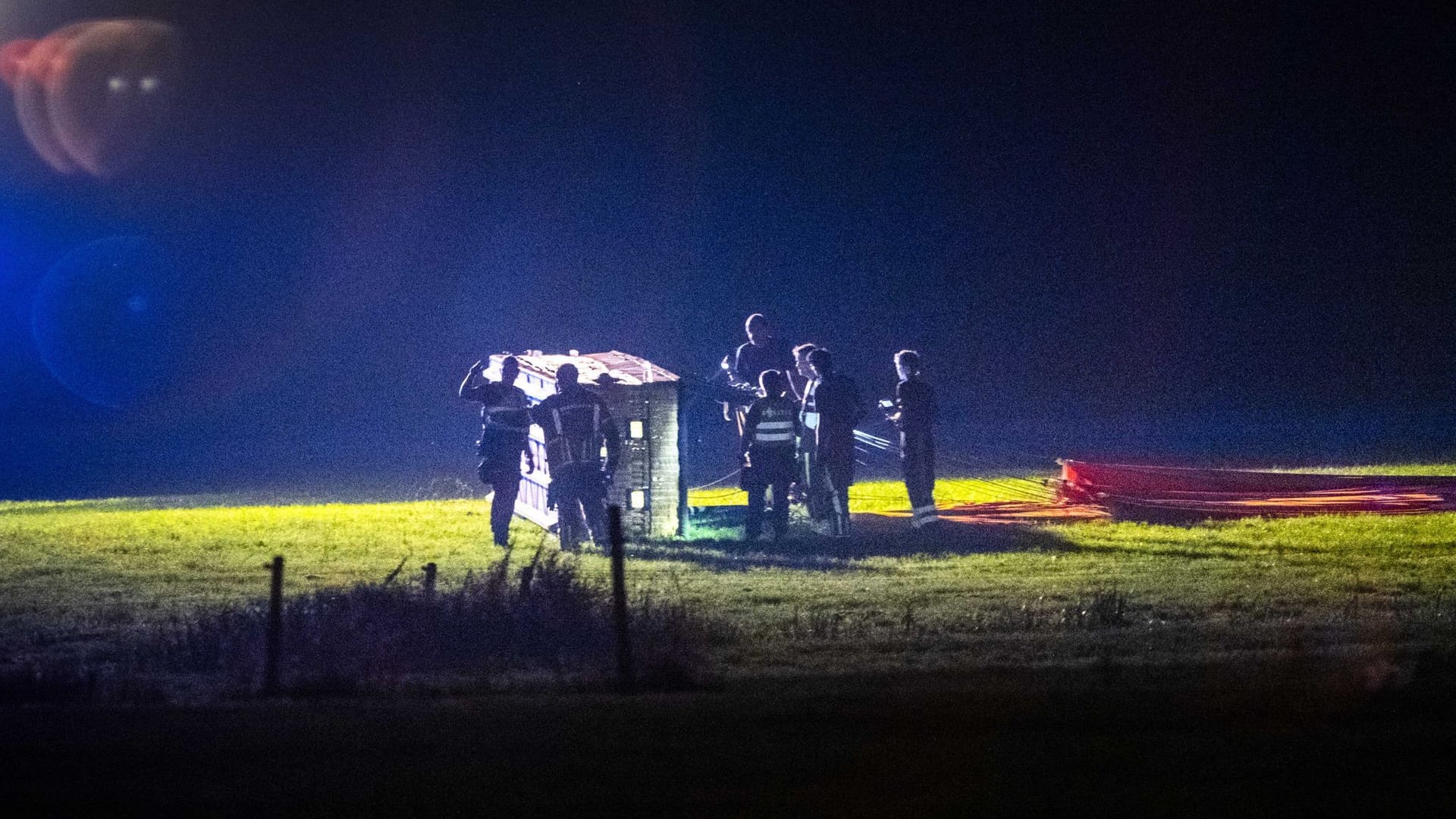 Rettungskräfte sind am Unfallort eines abgestürzten Heißluftballons im Einsatz. Ein Mensch wurde getötet, mehrere verletzt.