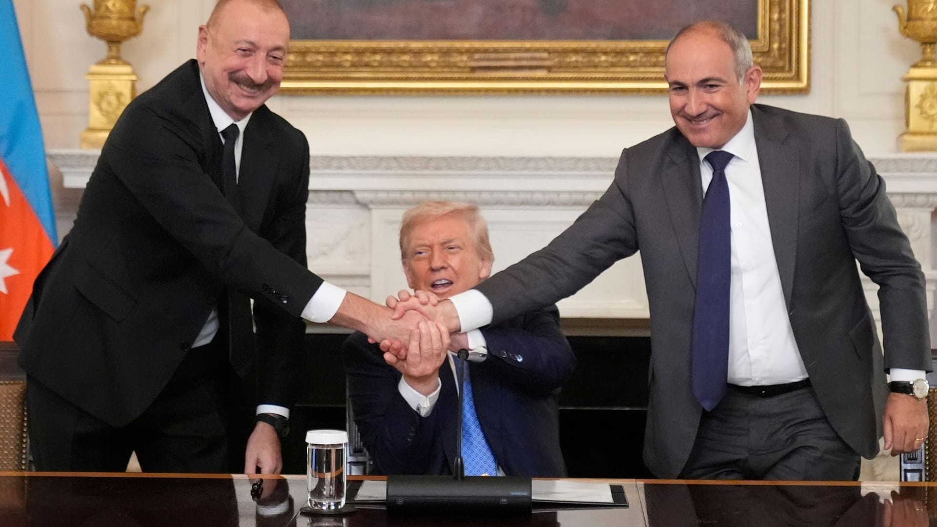 US-Präsident Donald Trump (Mitte) mit dem armenischen Premierminister Nikol Pashinyan (r.) und dem Präsidenten von Aserbaidschan, Ilham Aliyev, bei der Unterzeichnung im Weißen Haus.