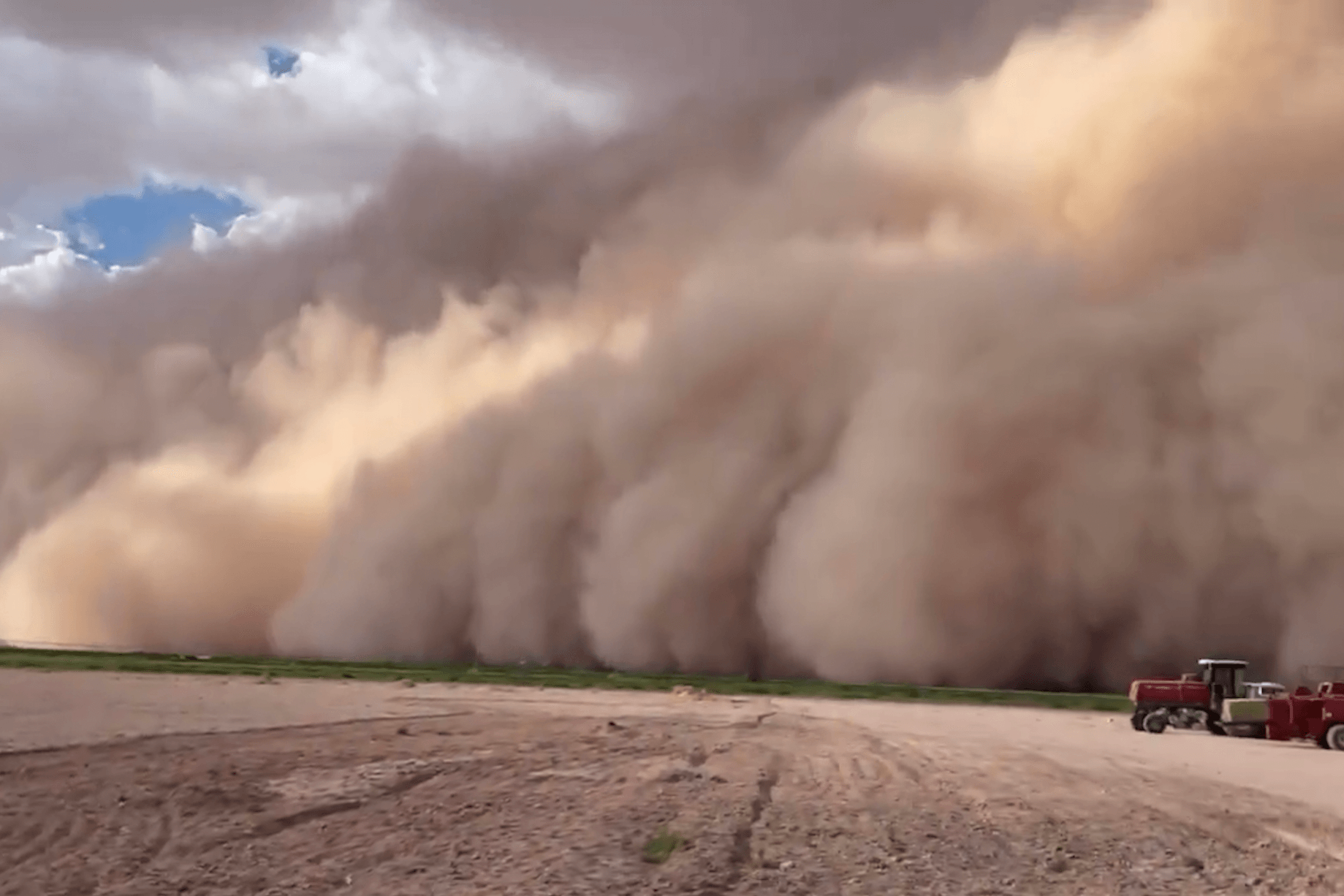 Ein Sandsturm rollt durch New Mexico. Ein Sandsturm rollt durch New Mexico.