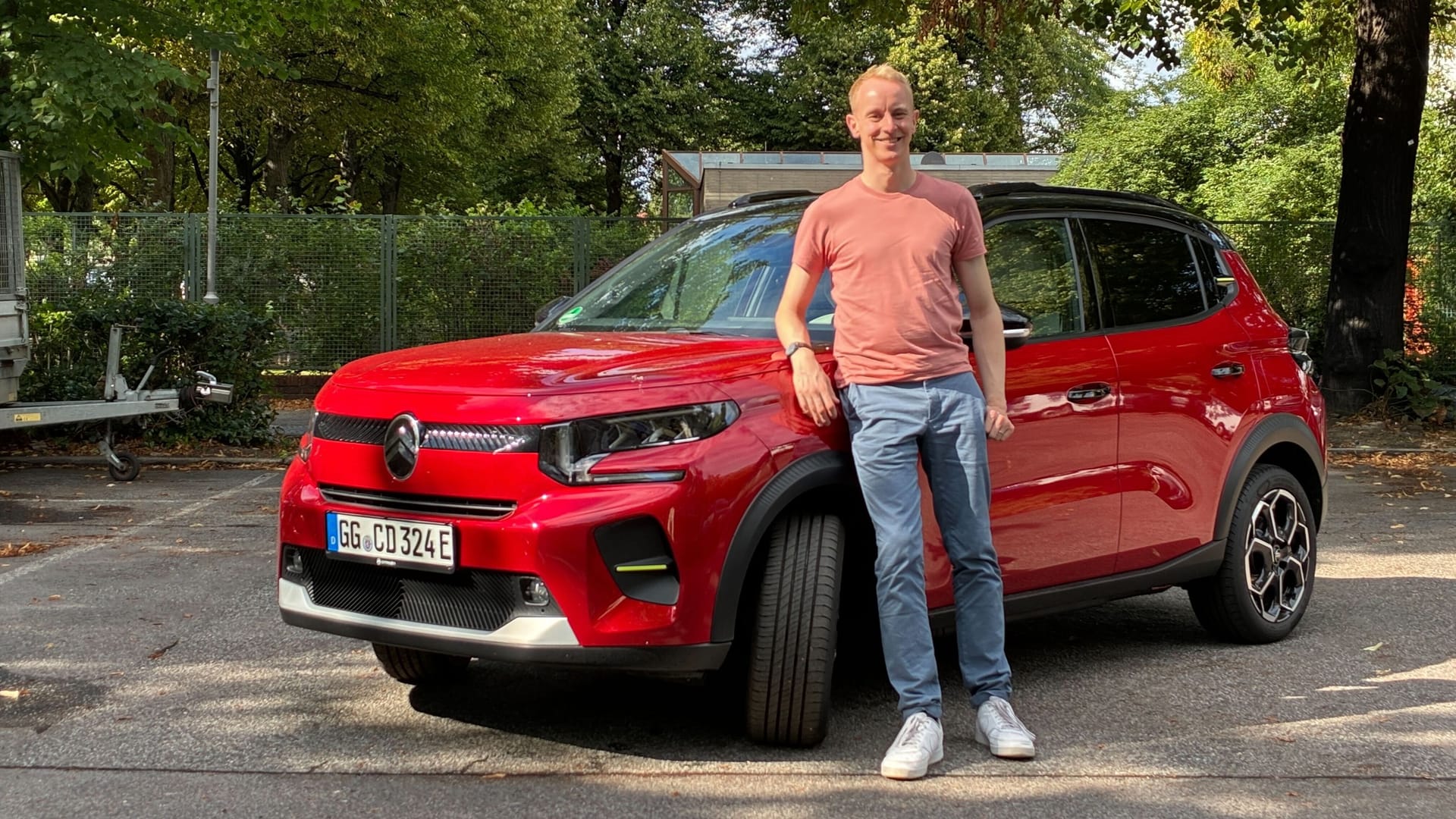 Redakteur Clausen am elektrischen C3.