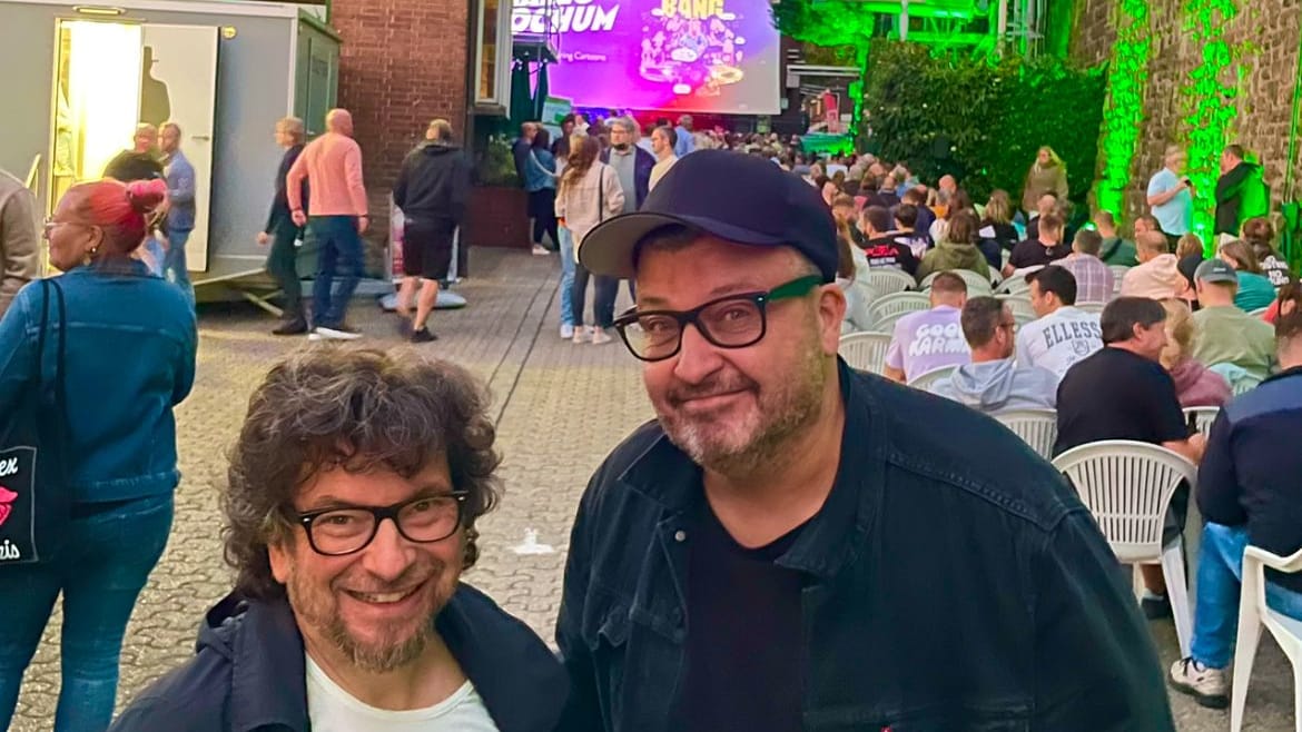 Comedian Hennes Bender und Oli Hilbing am Samstag im Fiege Open Air Kino: Beide sammelten am Wochenende Geld für den erkrankten Illustrator Jamiri.