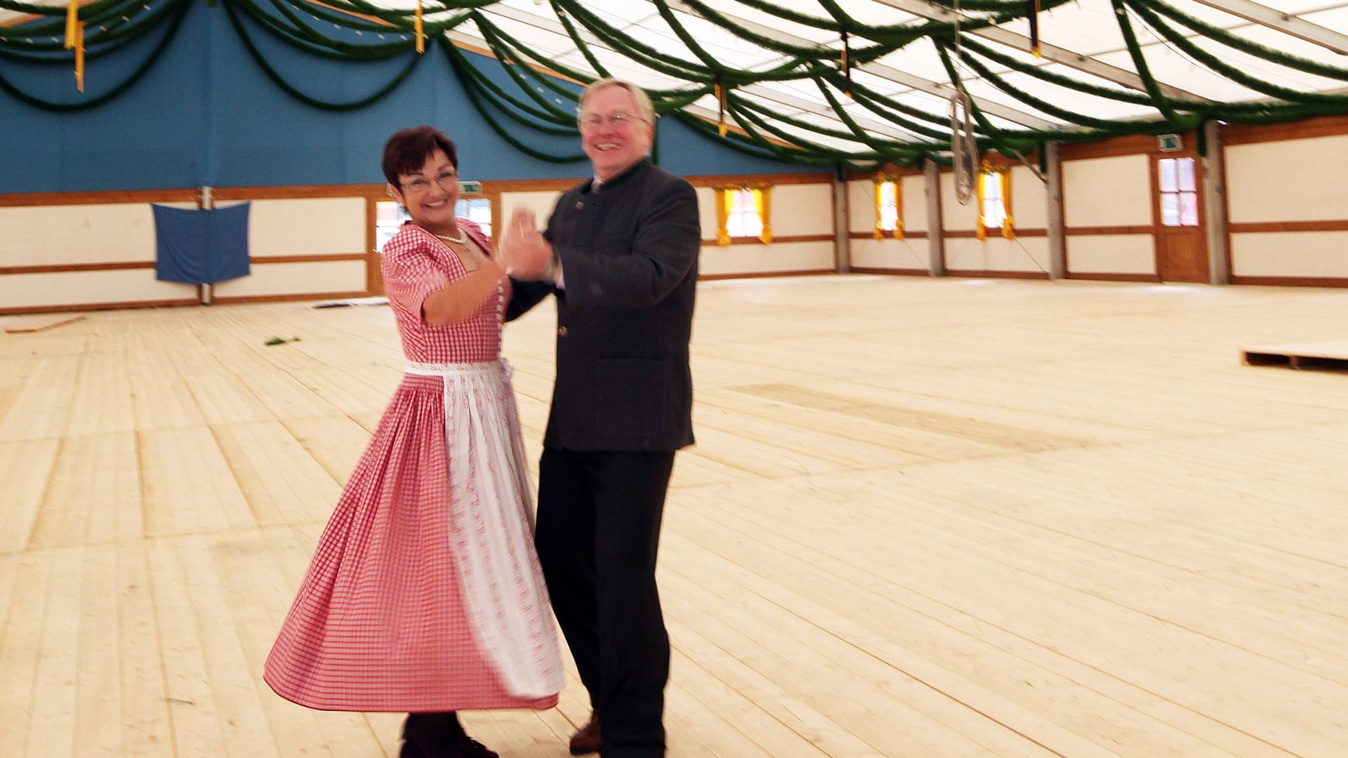 Die Wirte Christine und Toni Winklhofer vor der Eröffnung des "Festzelt Tradition" im Jahr 2010 (Archivbild): Anspannung und Vorfreude lagen damals dicht beisammen.